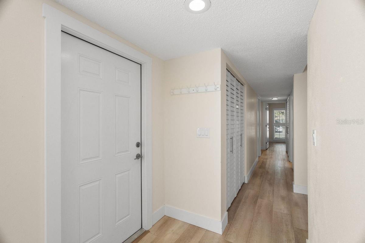 Image 18 of 70 For 1599 Amberlea Drive S