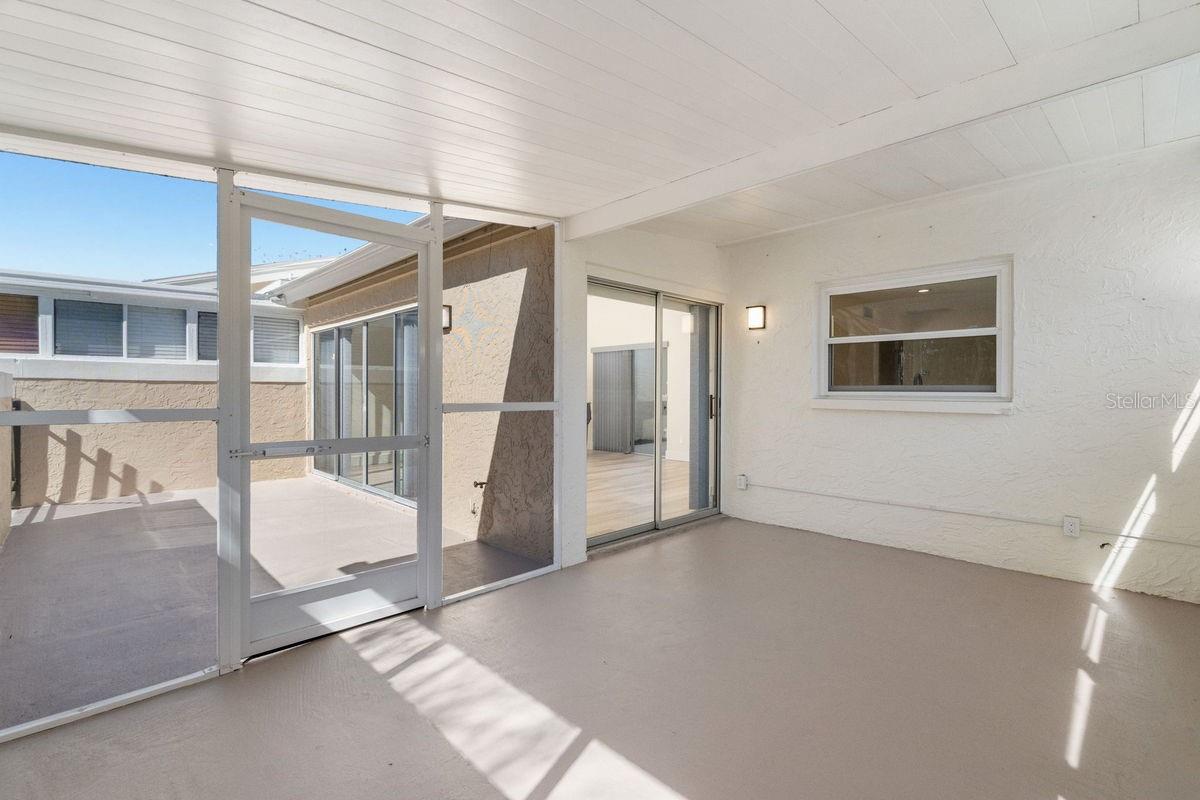 Image 35 of 70 For 1599 Amberlea Drive S