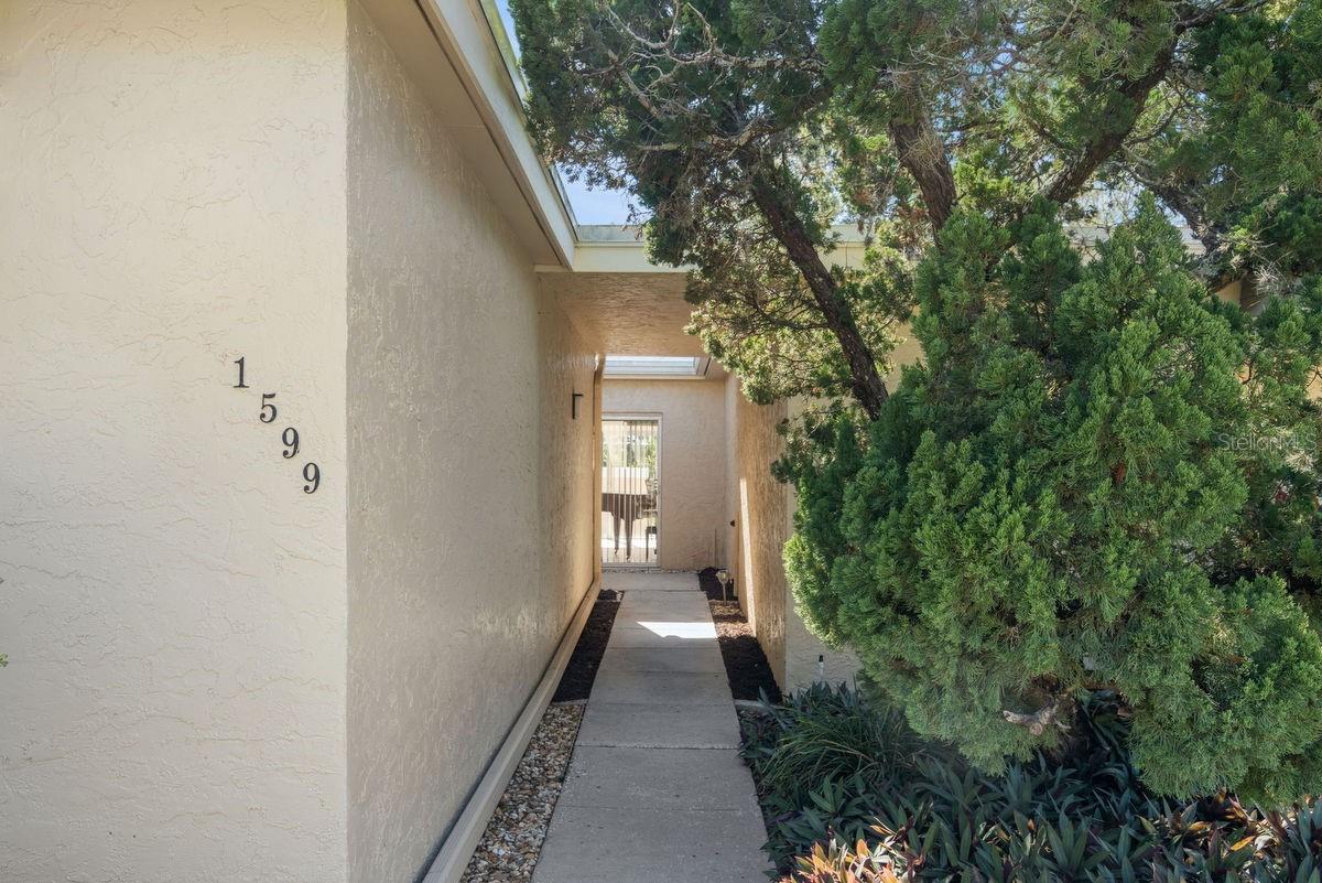 Image 4 of 70 For 1599 Amberlea Drive S