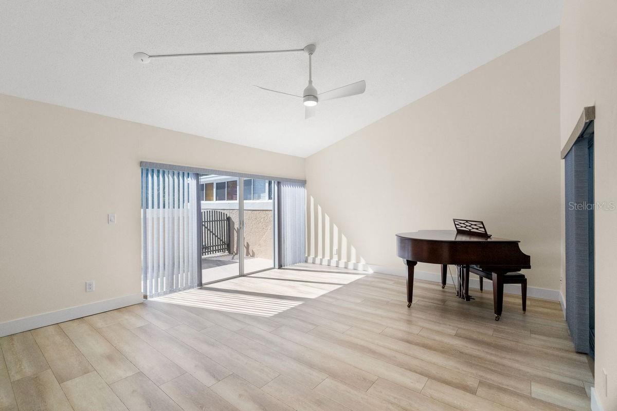 Image 6 of 70 For 1599 Amberlea Drive S