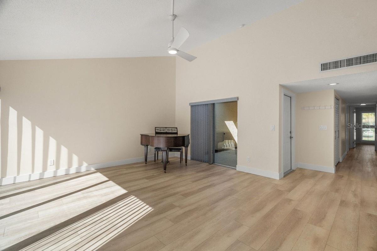 Image 8 of 70 For 1599 Amberlea Drive S