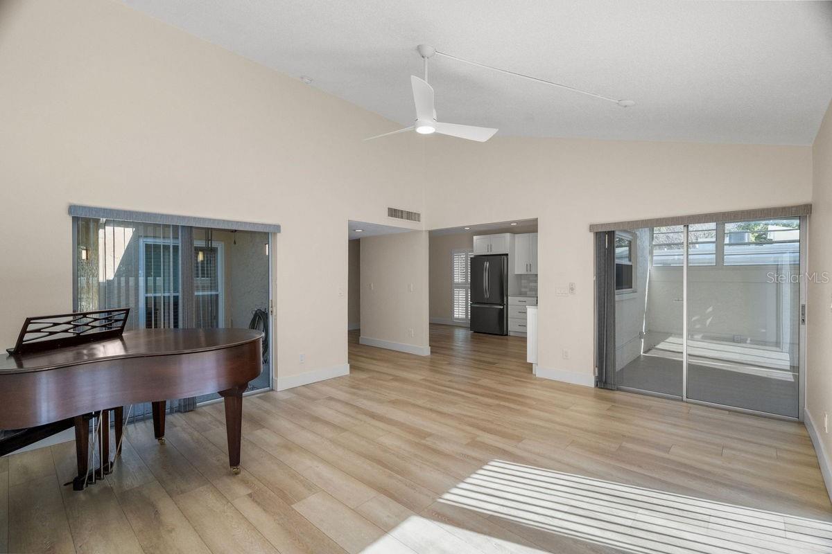 Image 9 of 70 For 1599 Amberlea Drive S