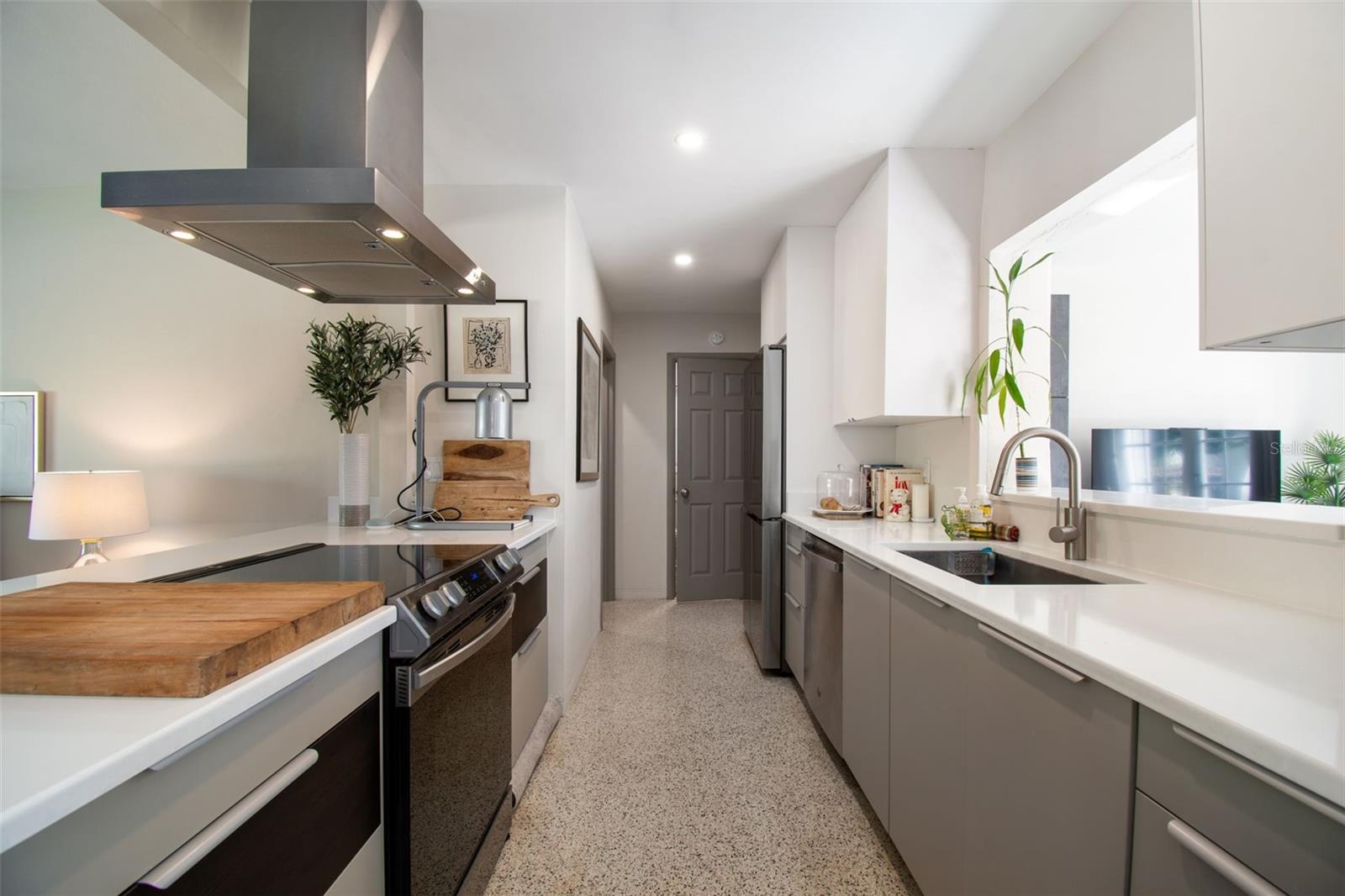 Image 23 of 84 For 2000 Serpentine Circle S