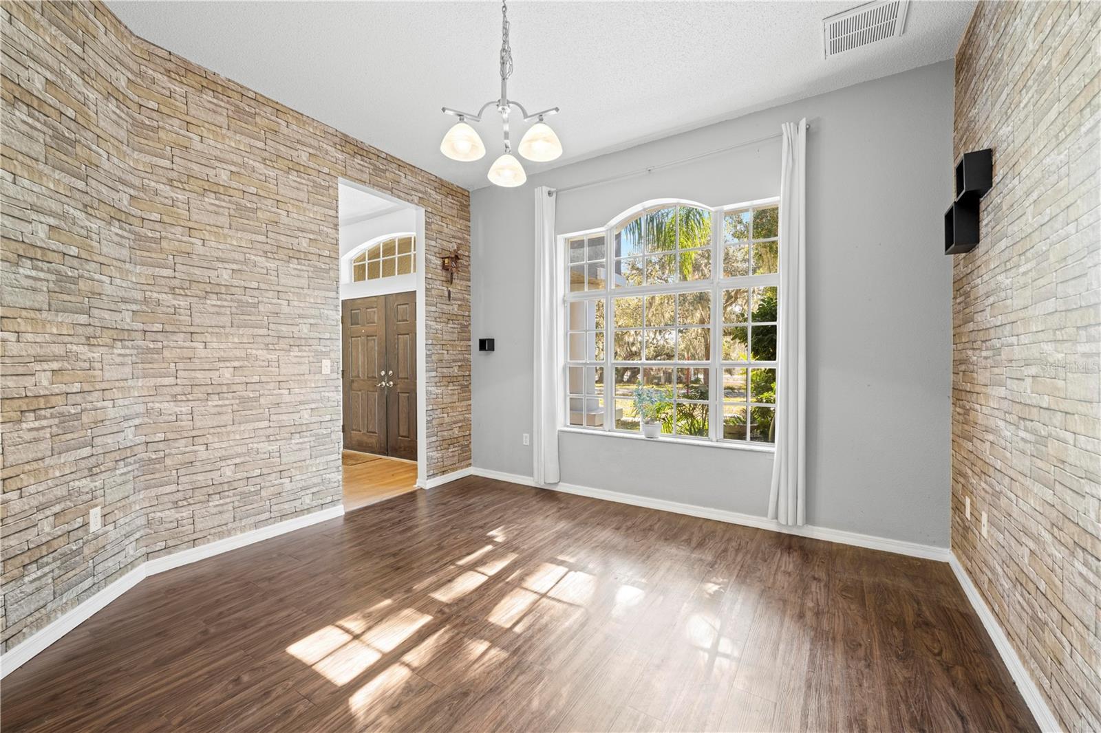 Listing photo id 8 for 5123 Shorewood Drive