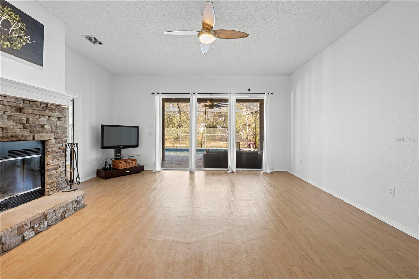 Listing photo id 11 for 5123 Shorewood Drive