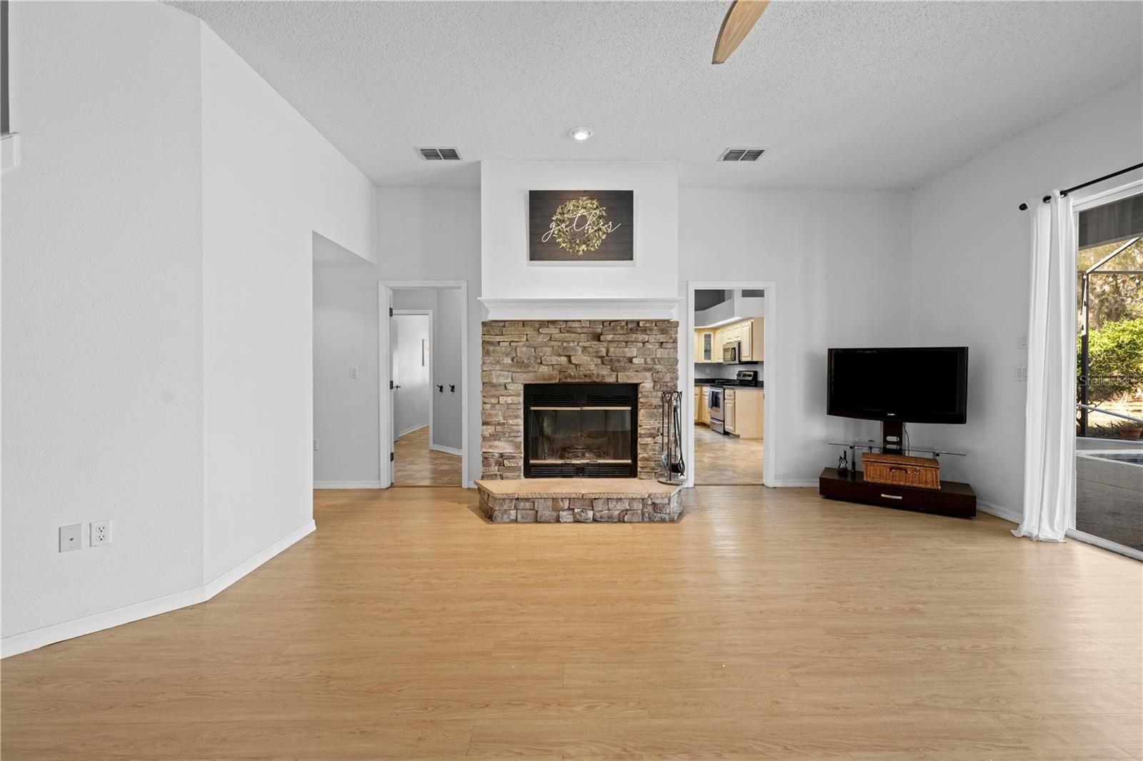 Listing photo id 12 for 5123 Shorewood Drive