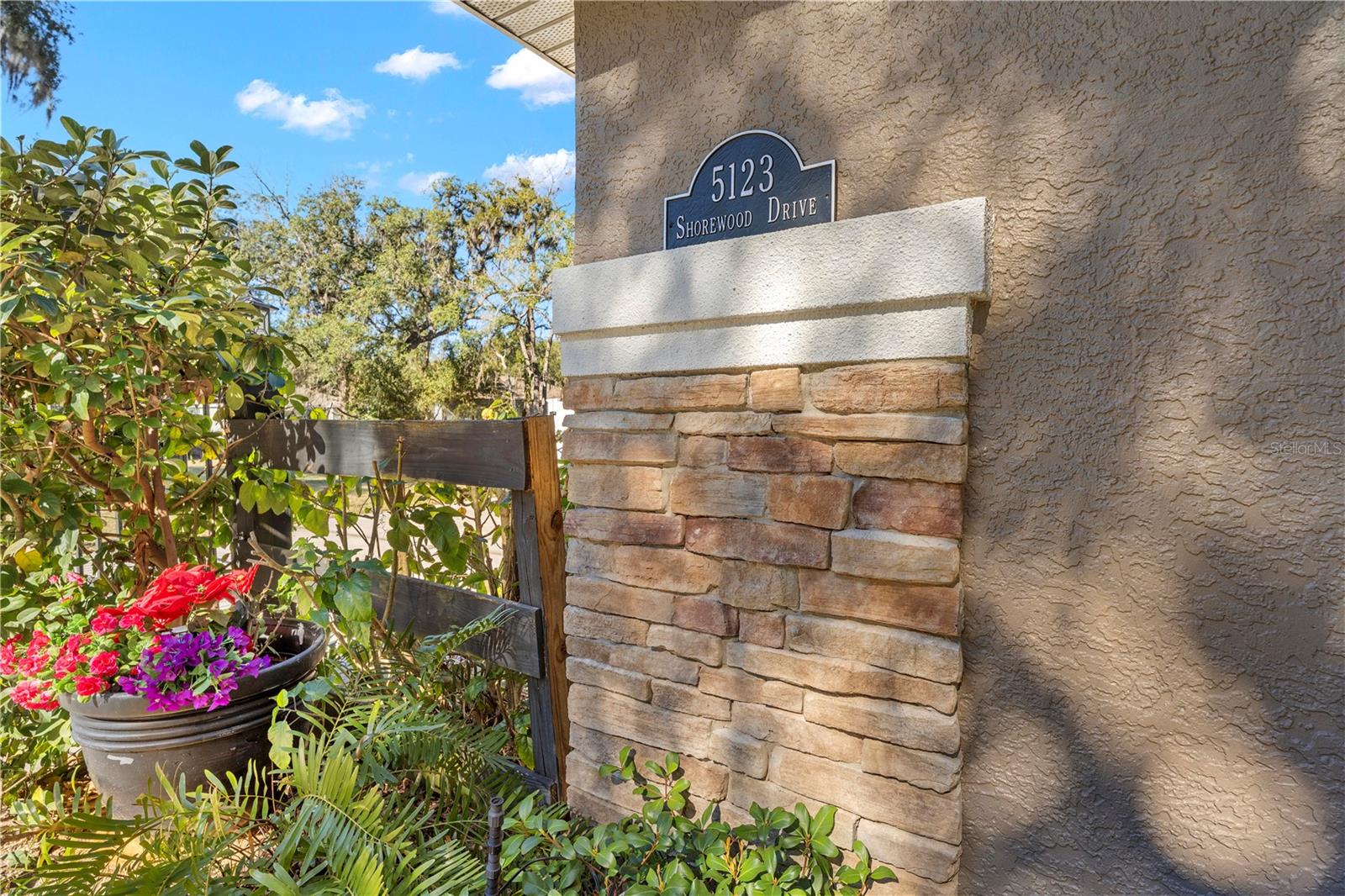 Listing photo id 0 for 5123 Shorewood Drive