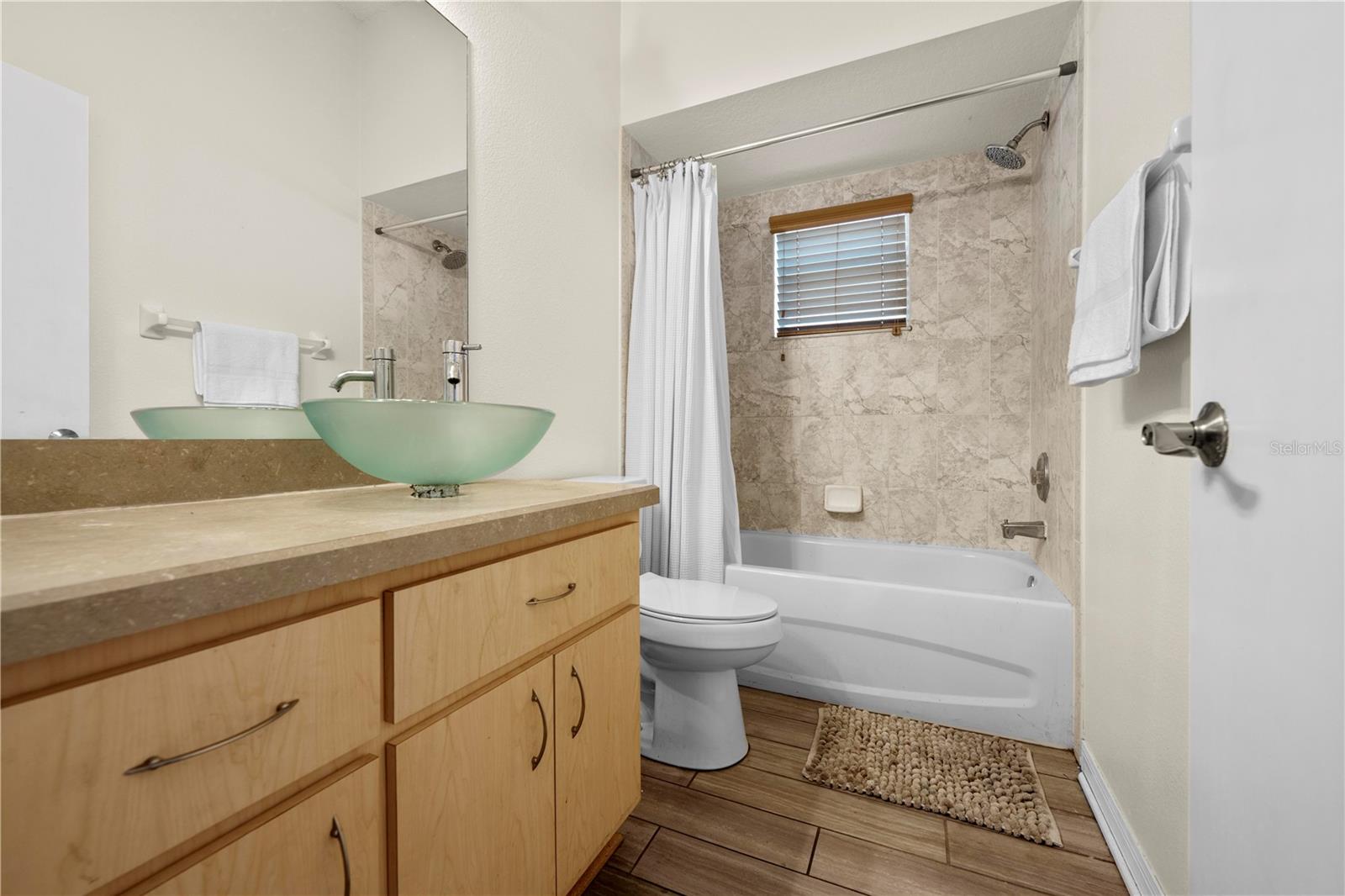 Listing photo id 20 for 5123 Shorewood Drive