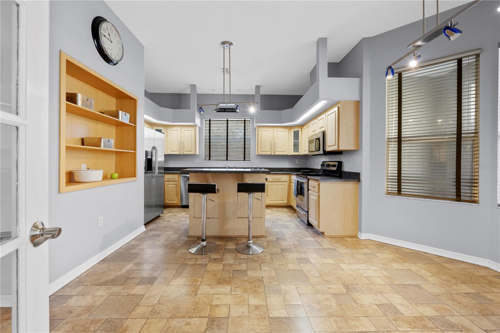 Listing photo id 23 for 5123 Shorewood Drive