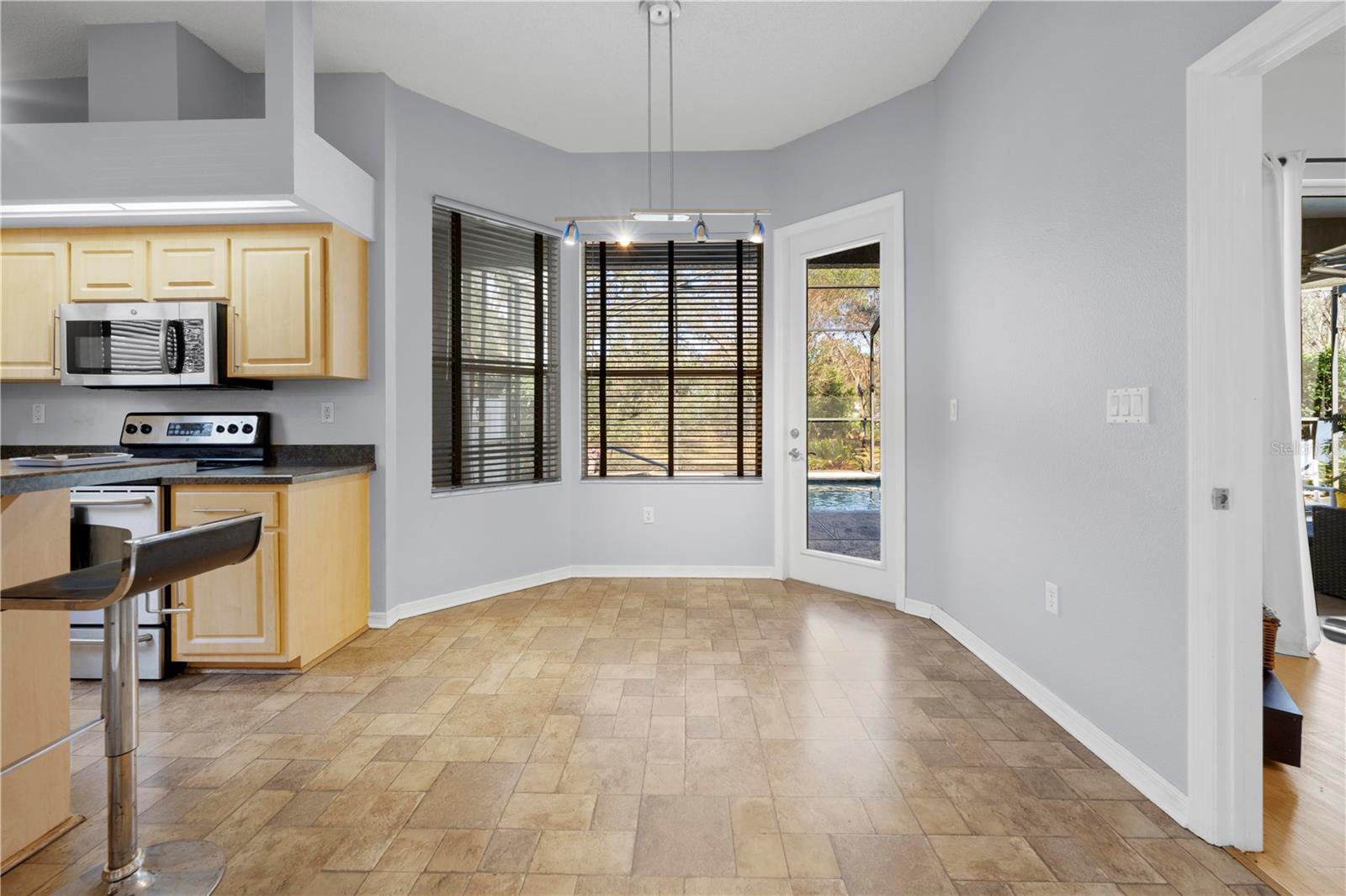 Listing photo id 24 for 5123 Shorewood Drive