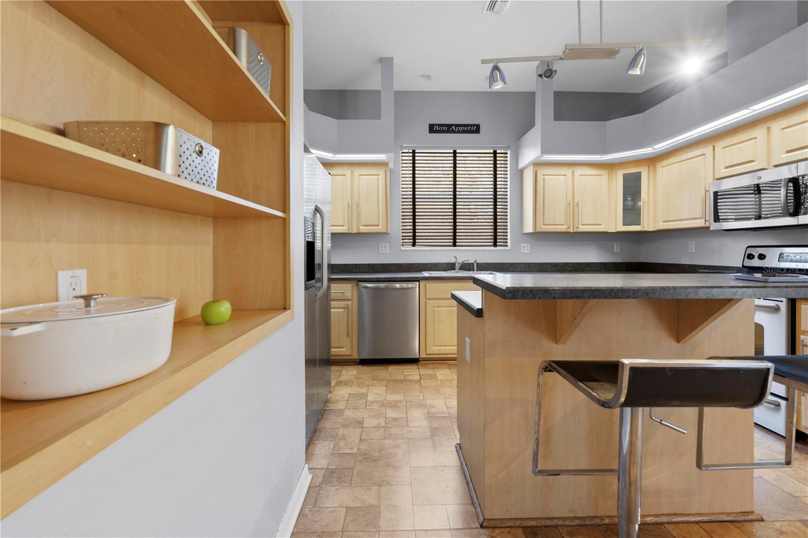 Listing photo id 25 for 5123 Shorewood Drive