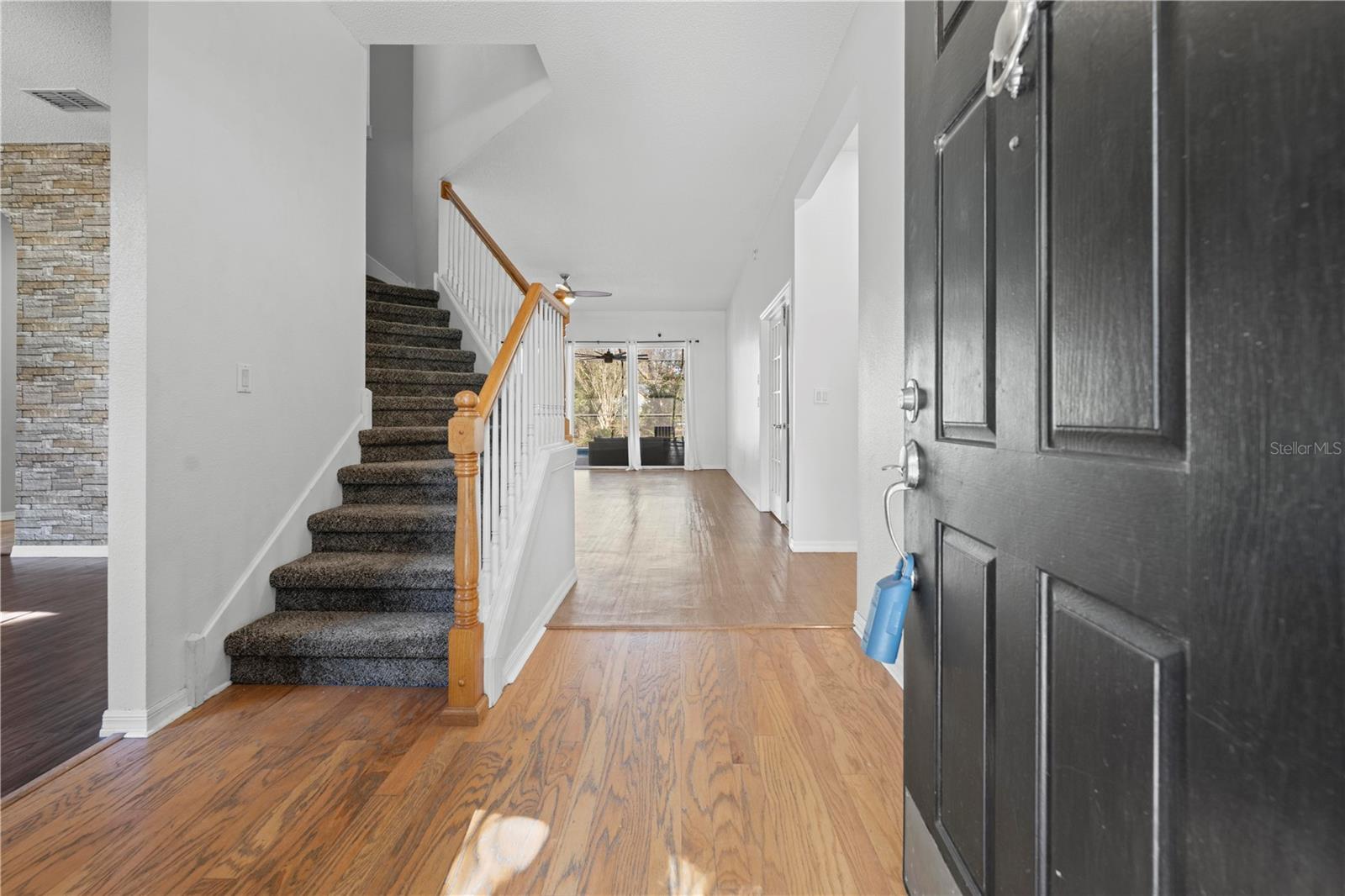 Listing photo id 2 for 5123 Shorewood Drive