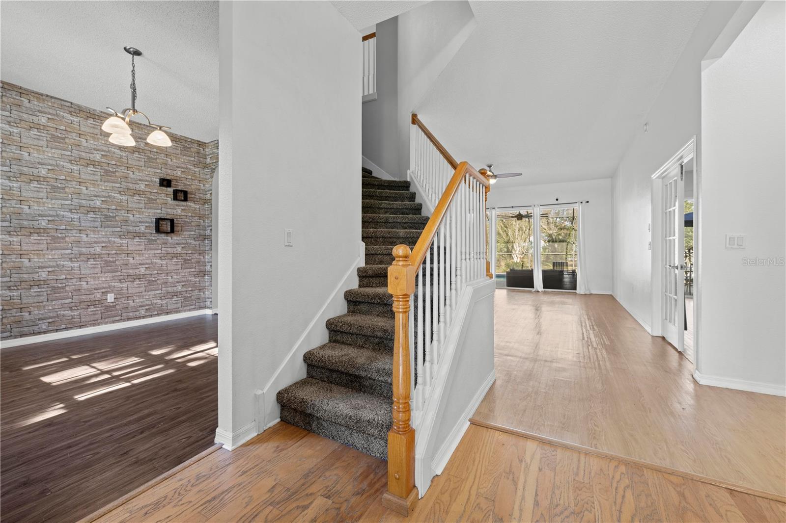 Listing photo id 3 for 5123 Shorewood Drive