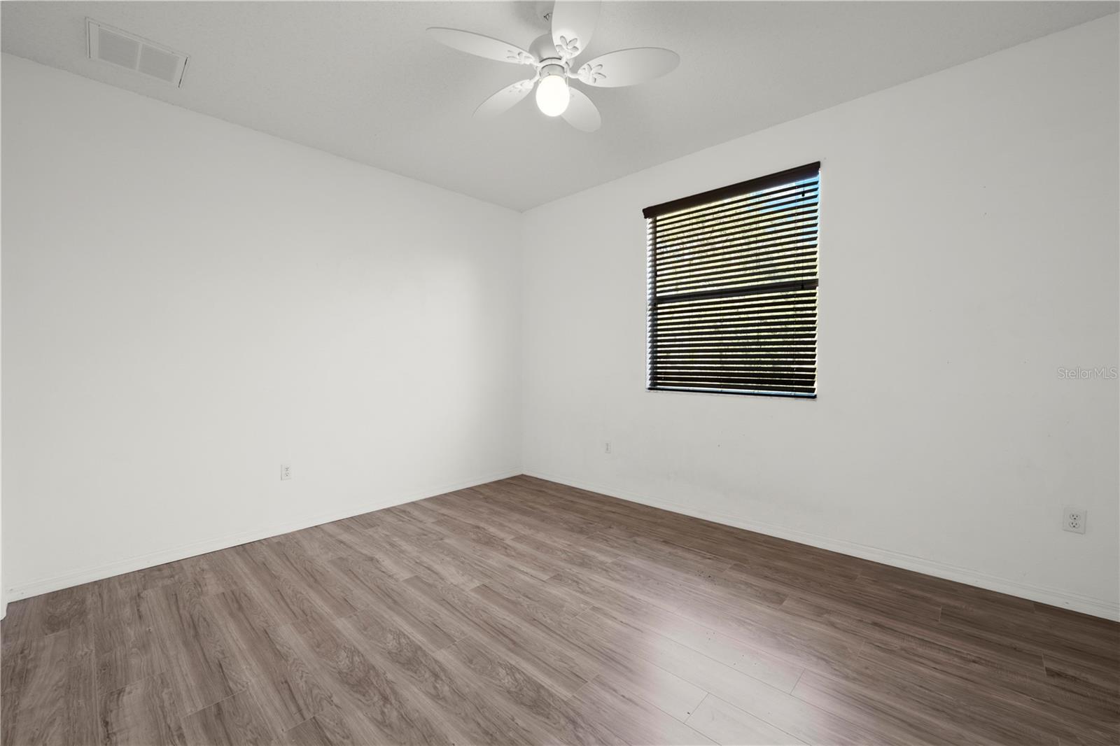 Listing photo id 55 for 5123 Shorewood Drive