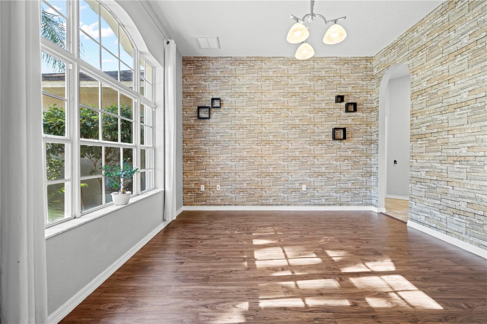 Listing photo id 5 for 5123 Shorewood Drive