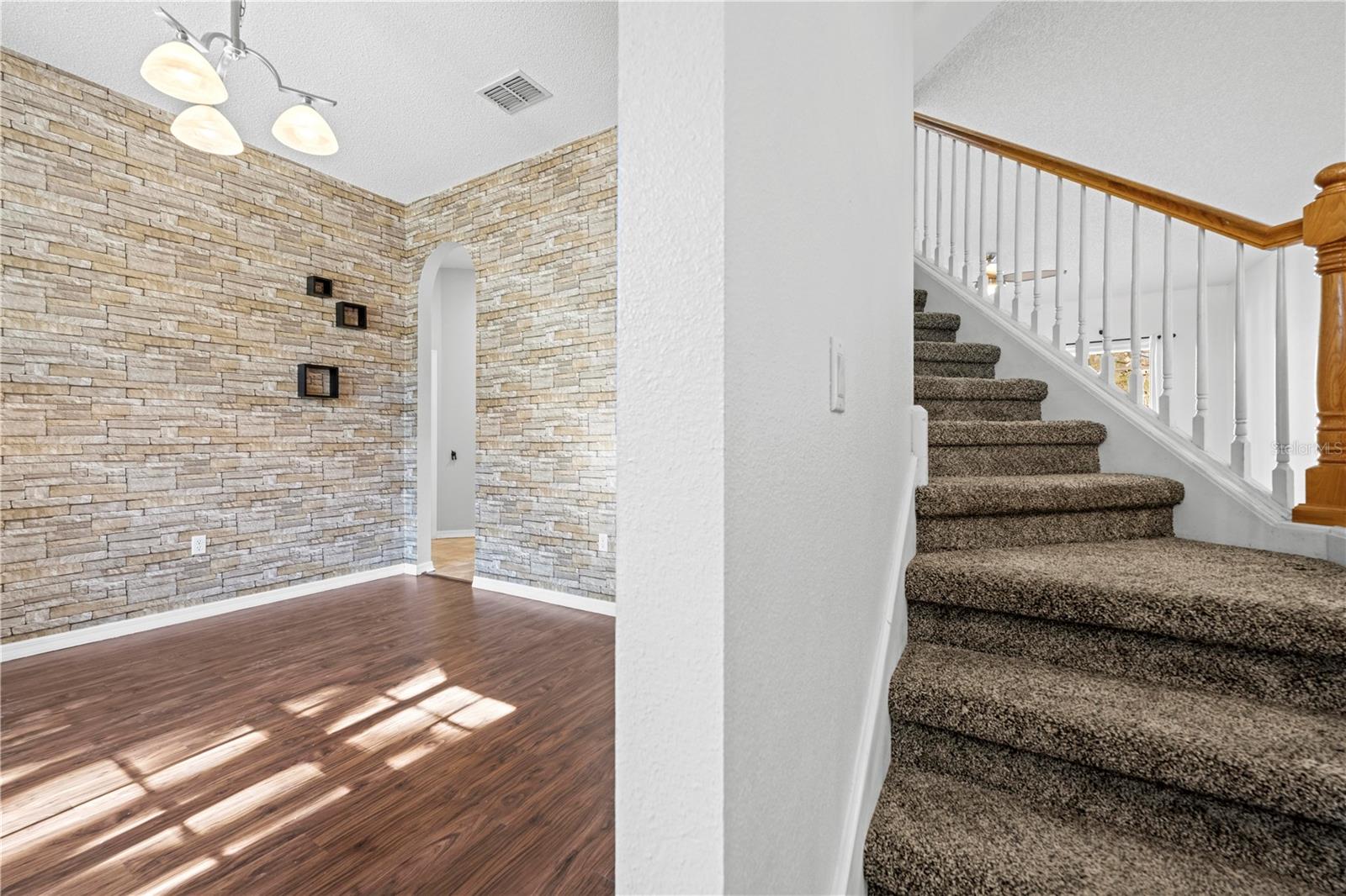 Listing photo id 7 for 5123 Shorewood Drive