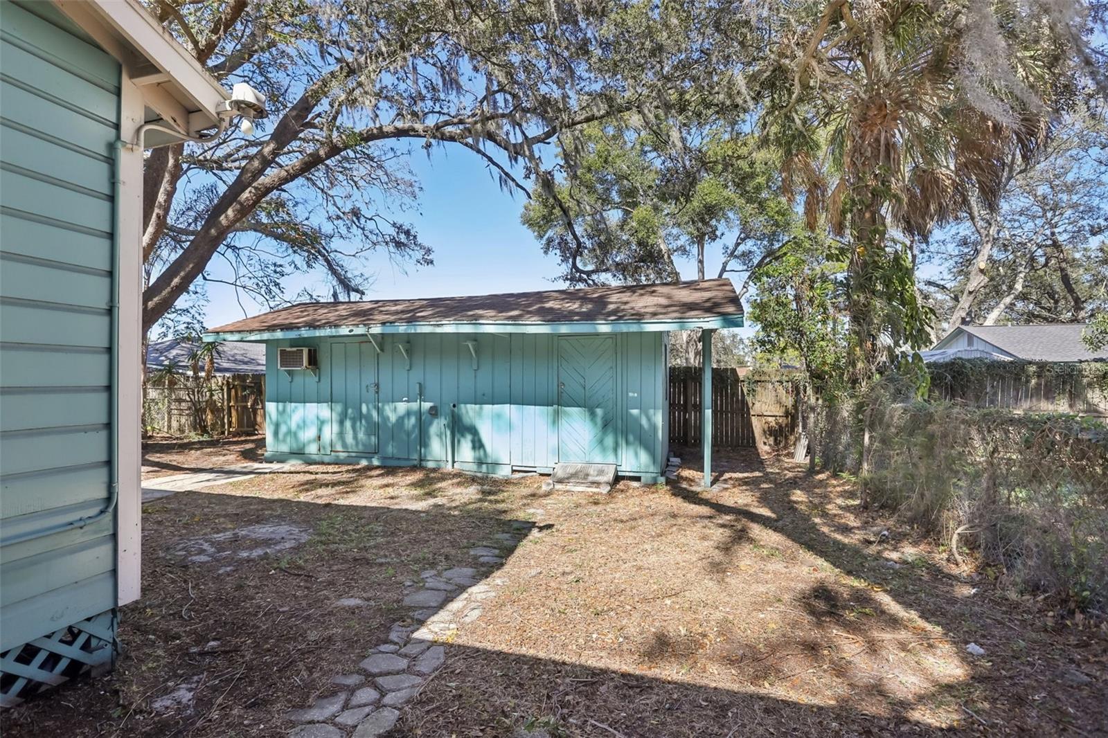 Listing photo id 16 for 2010 Yukon Street