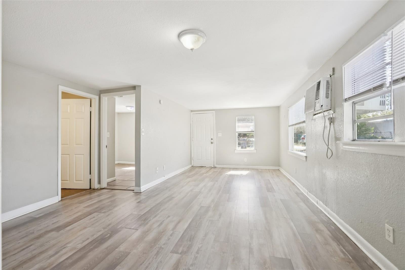 Listing photo id 3 for 2010 Yukon Street