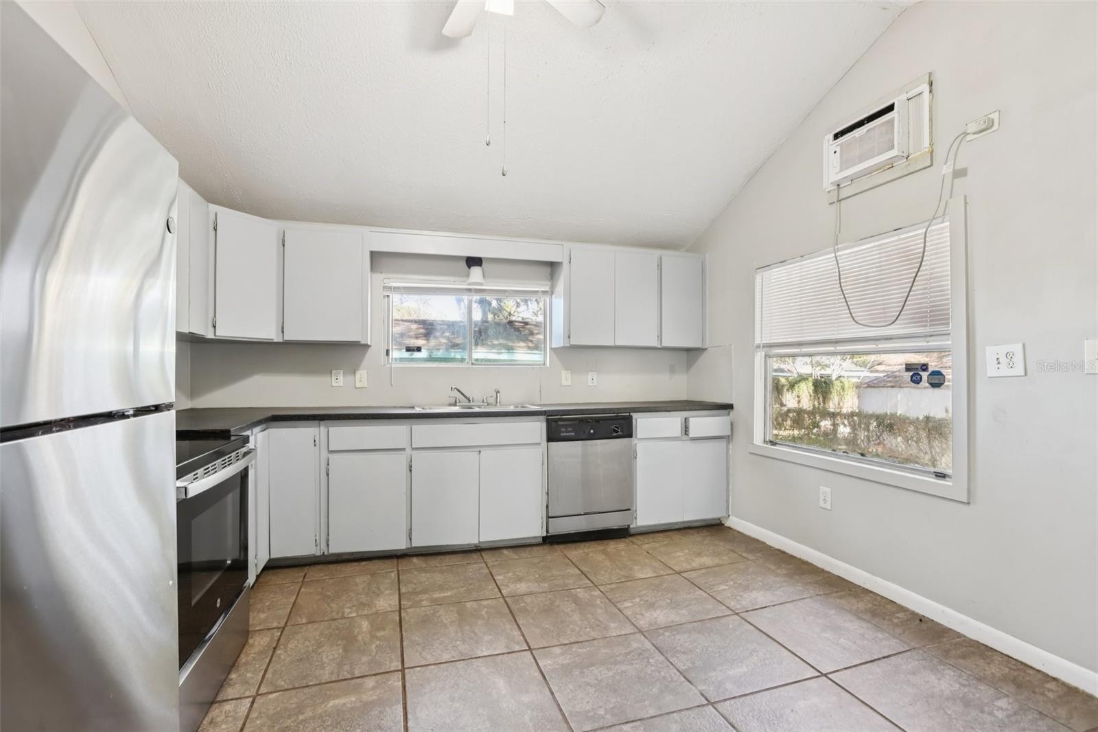 Listing photo id 4 for 2010 Yukon Street