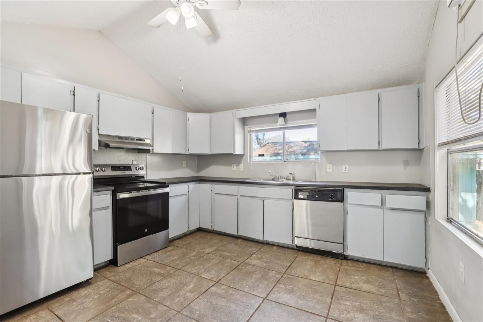 Listing photo id 5 for 2010 Yukon Street