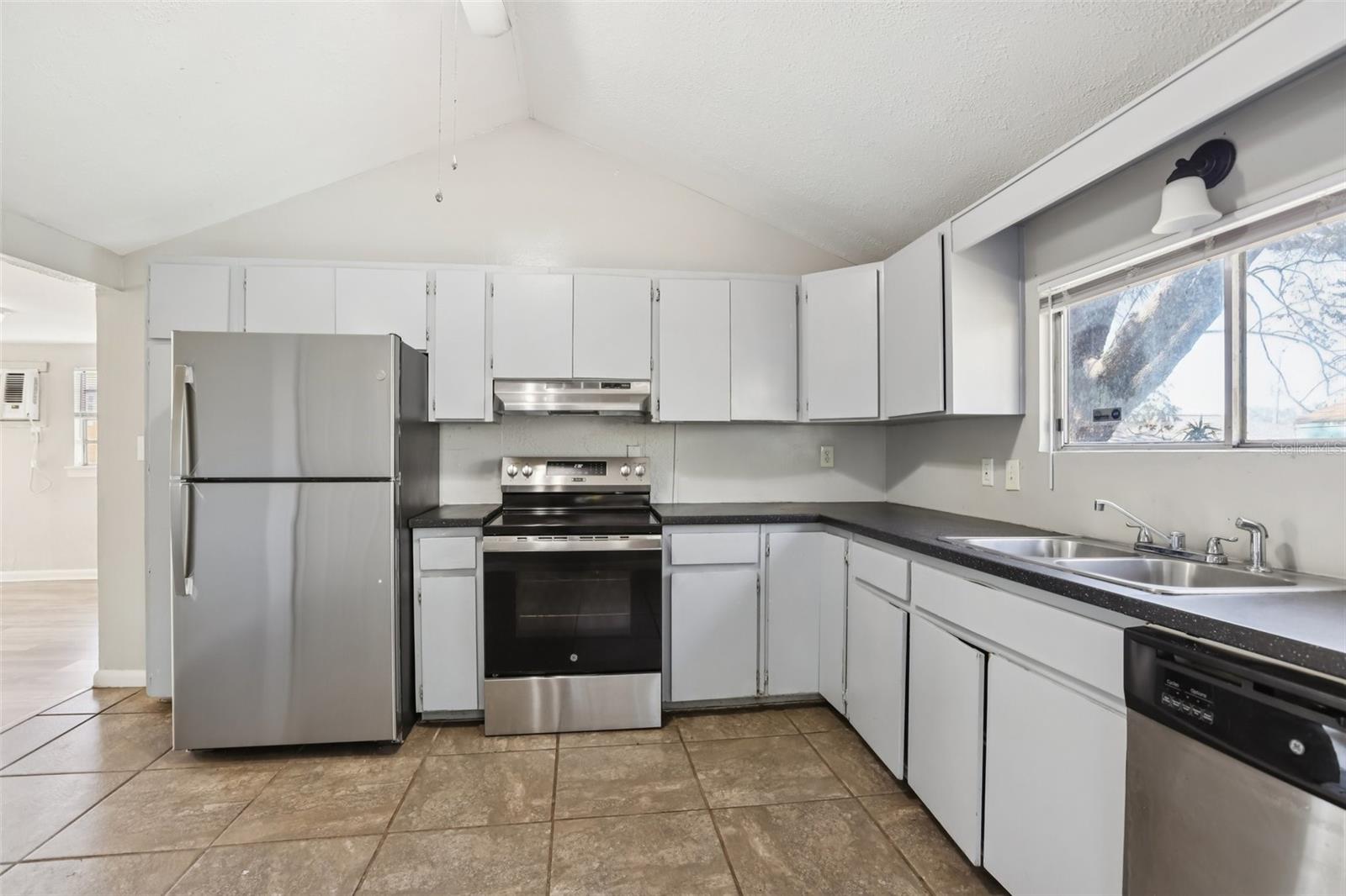 Listing photo id 6 for 2010 Yukon Street