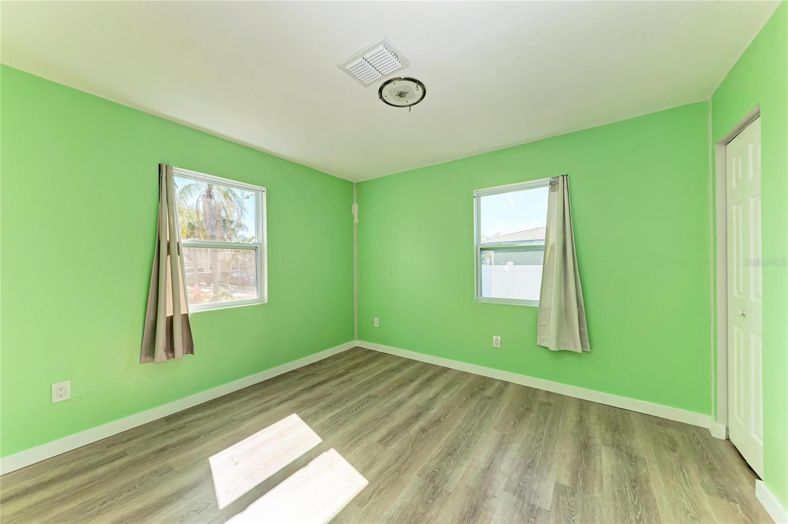 Image 19 of 23 For 702 20th Avenue W