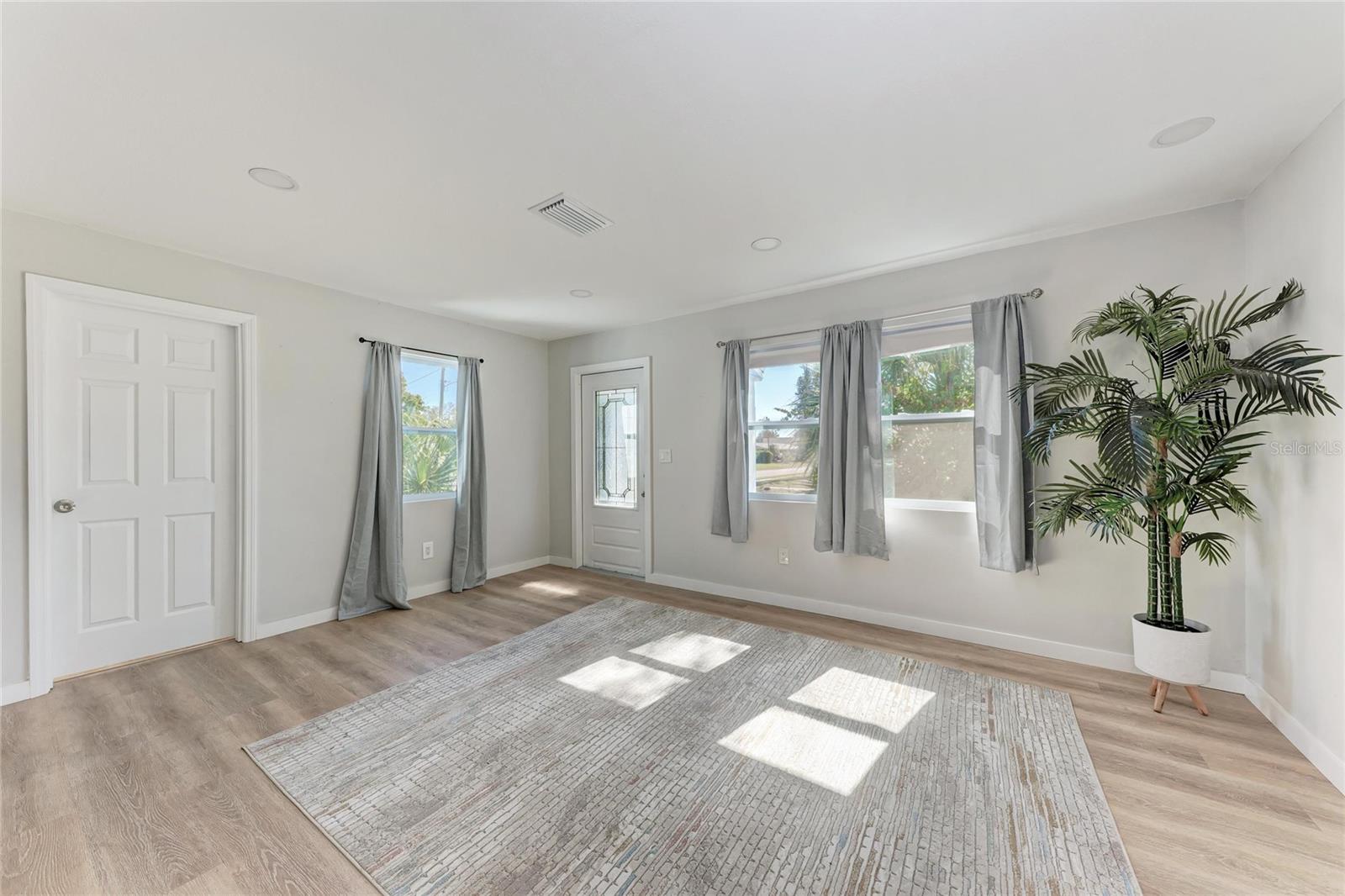 Image 3 of 23 For 702 20th Avenue W