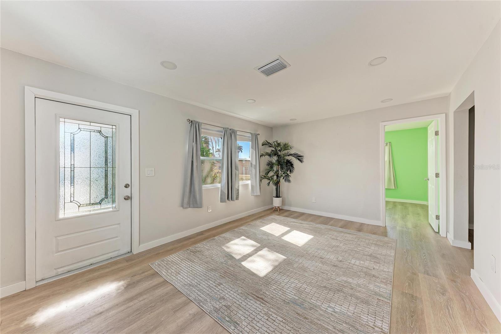 Image 4 of 23 For 702 20th Avenue W