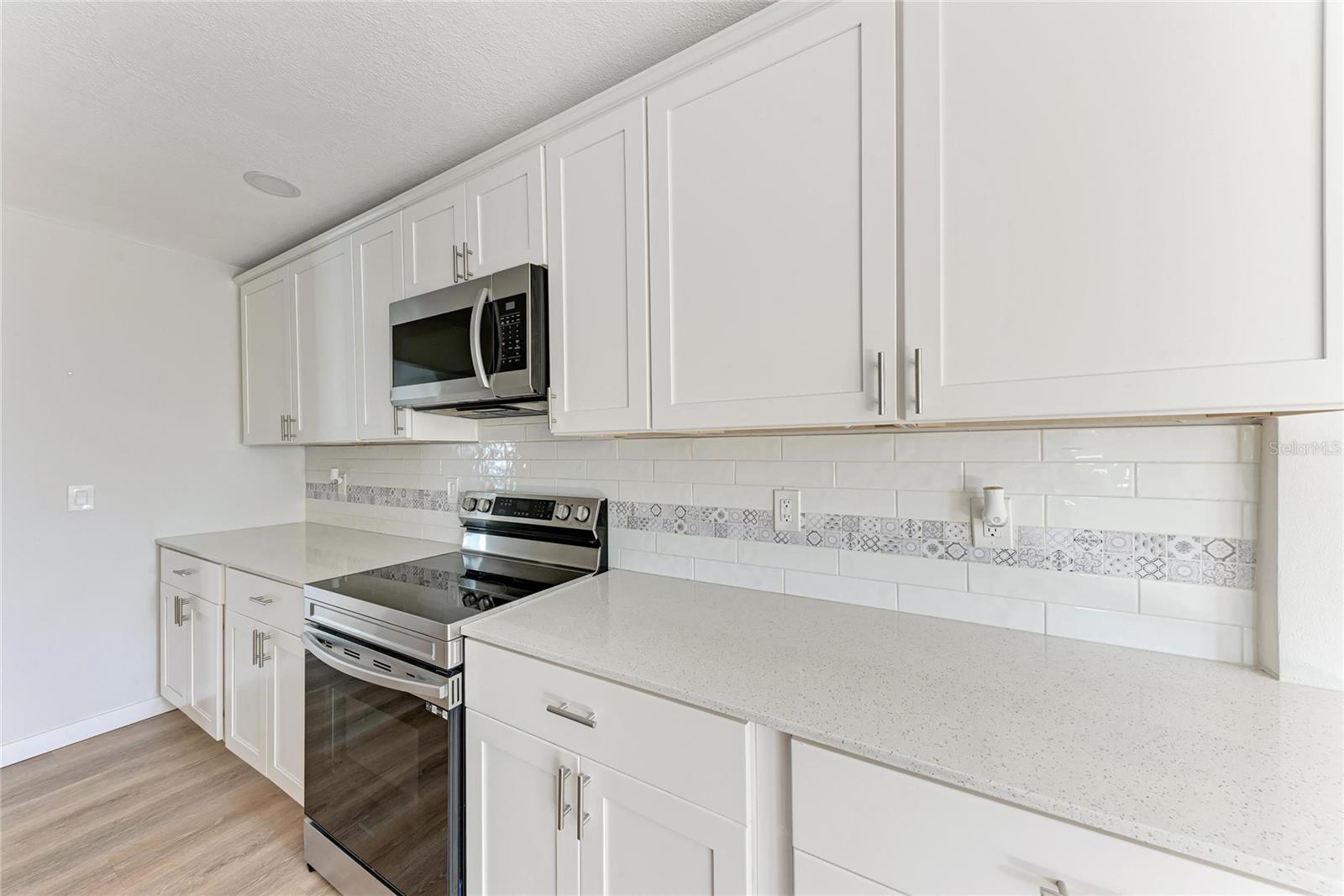 Image 7 of 23 For 702 20th Avenue W