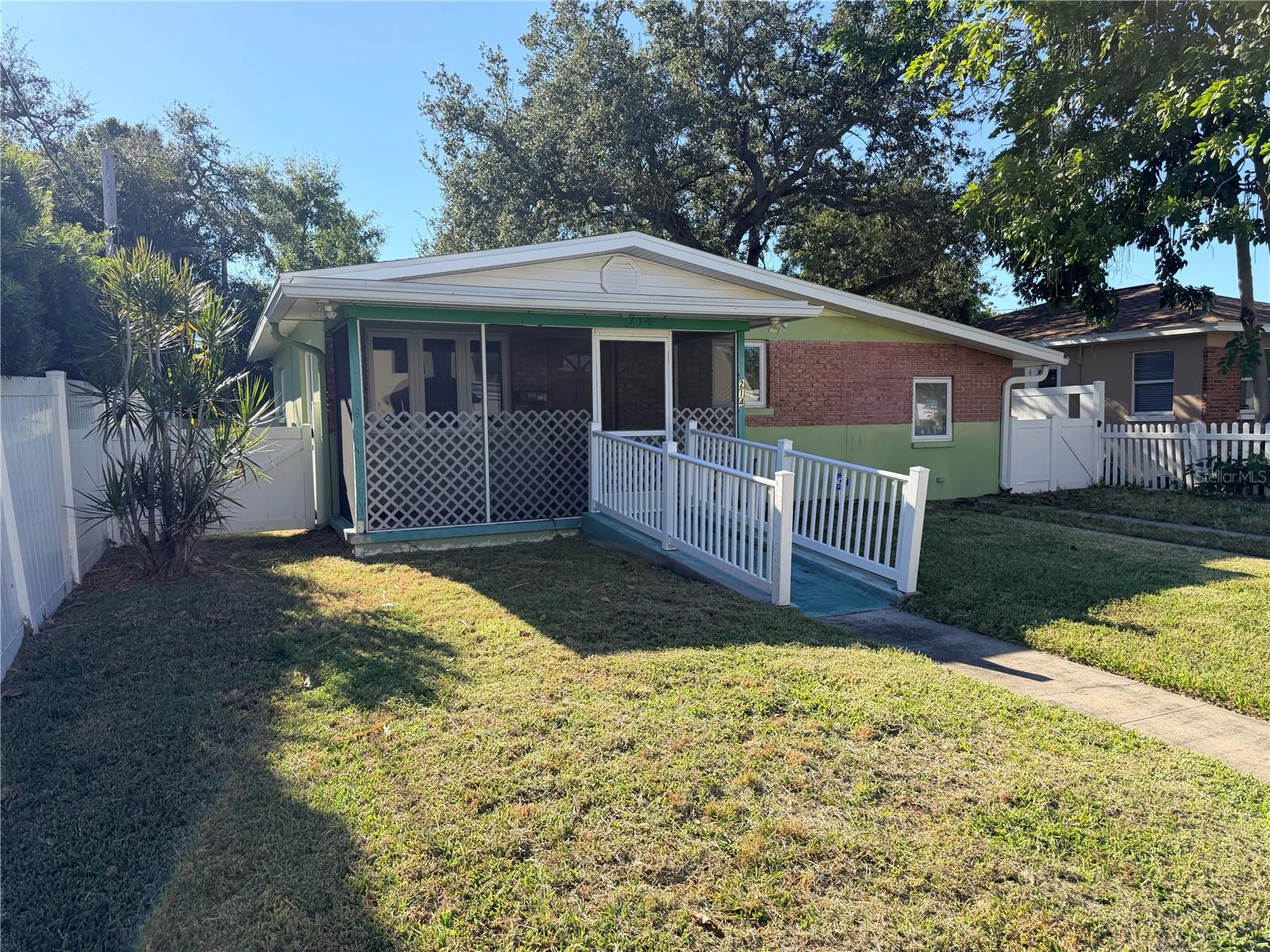 Listing photo id 0 for 214 Como Street