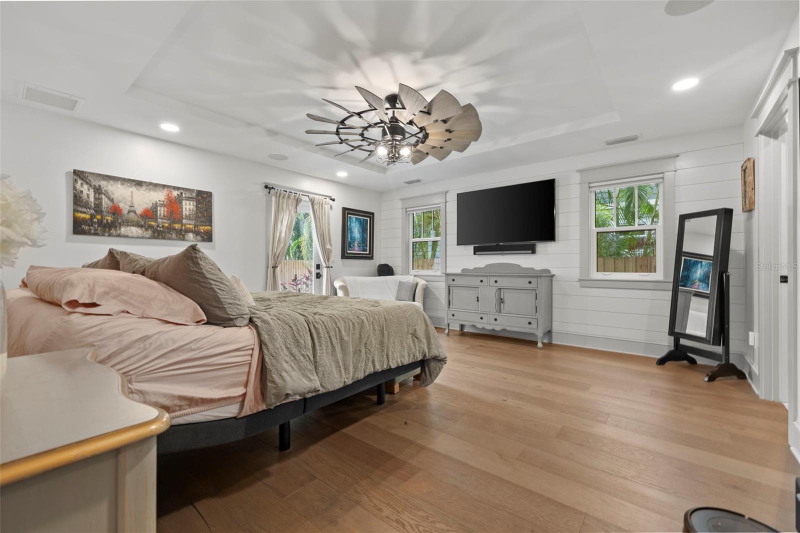 Image 22 of 47 For 2420 14th Street N