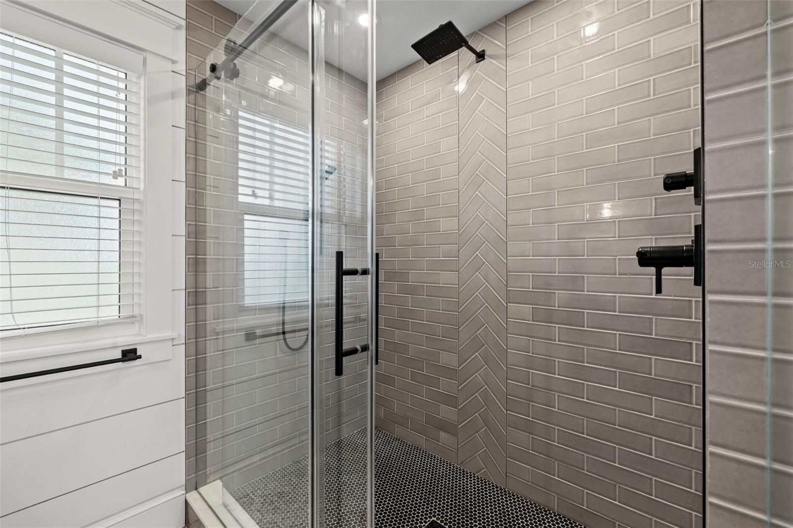 Image 25 of 47 For 2420 14th Street N