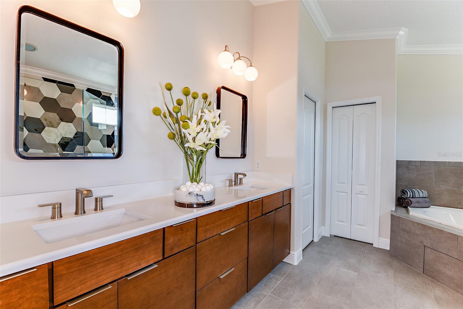 Listing photo id 9 for 18460 Purple Creek Lane