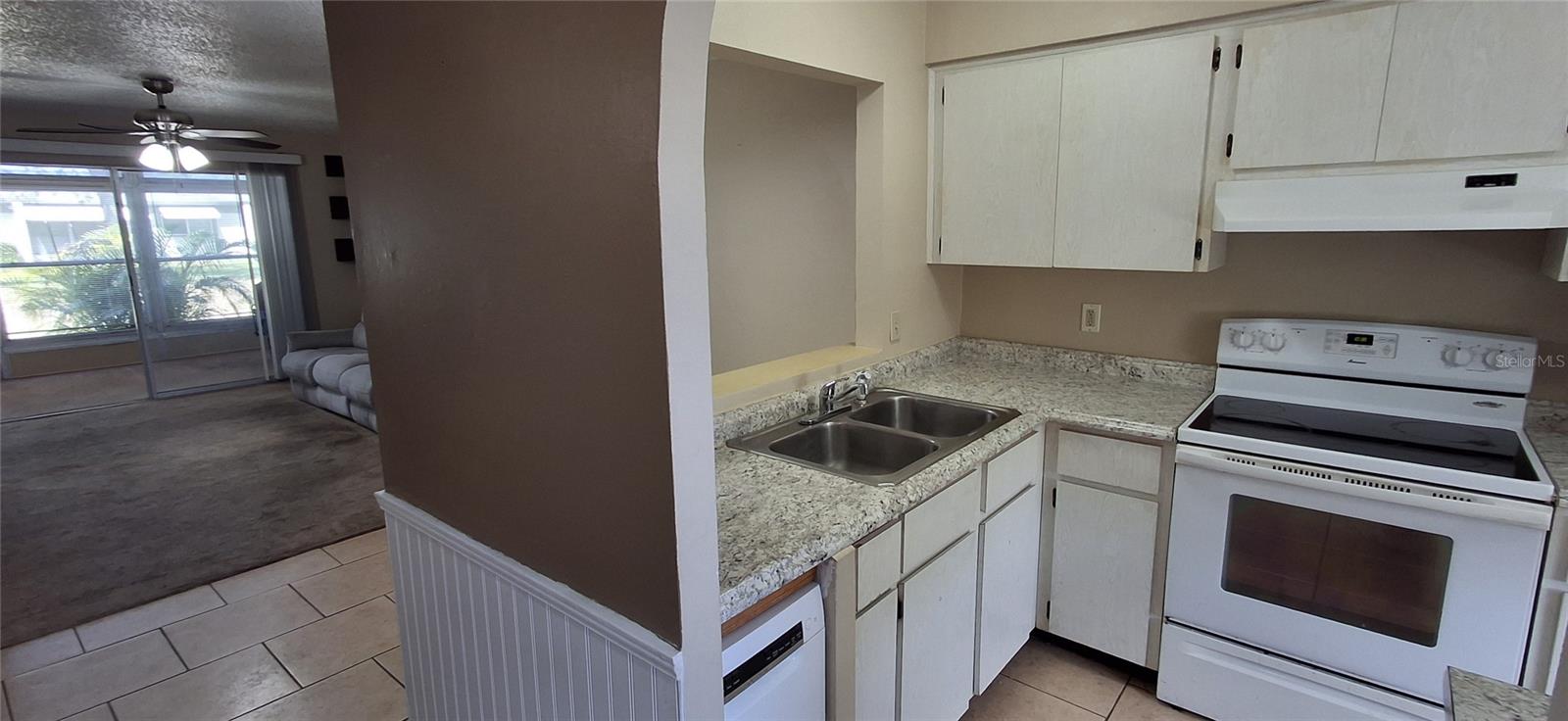 Listing photo id 10 for 4737 Lake Villa Drive