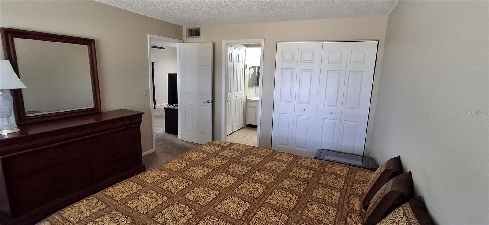 Listing photo id 13 for 4737 Lake Villa Drive