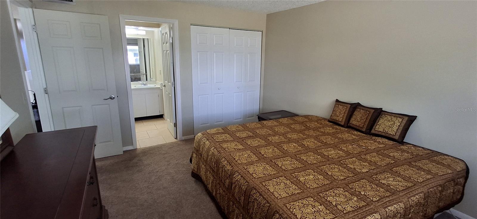 Listing photo id 14 for 4737 Lake Villa Drive