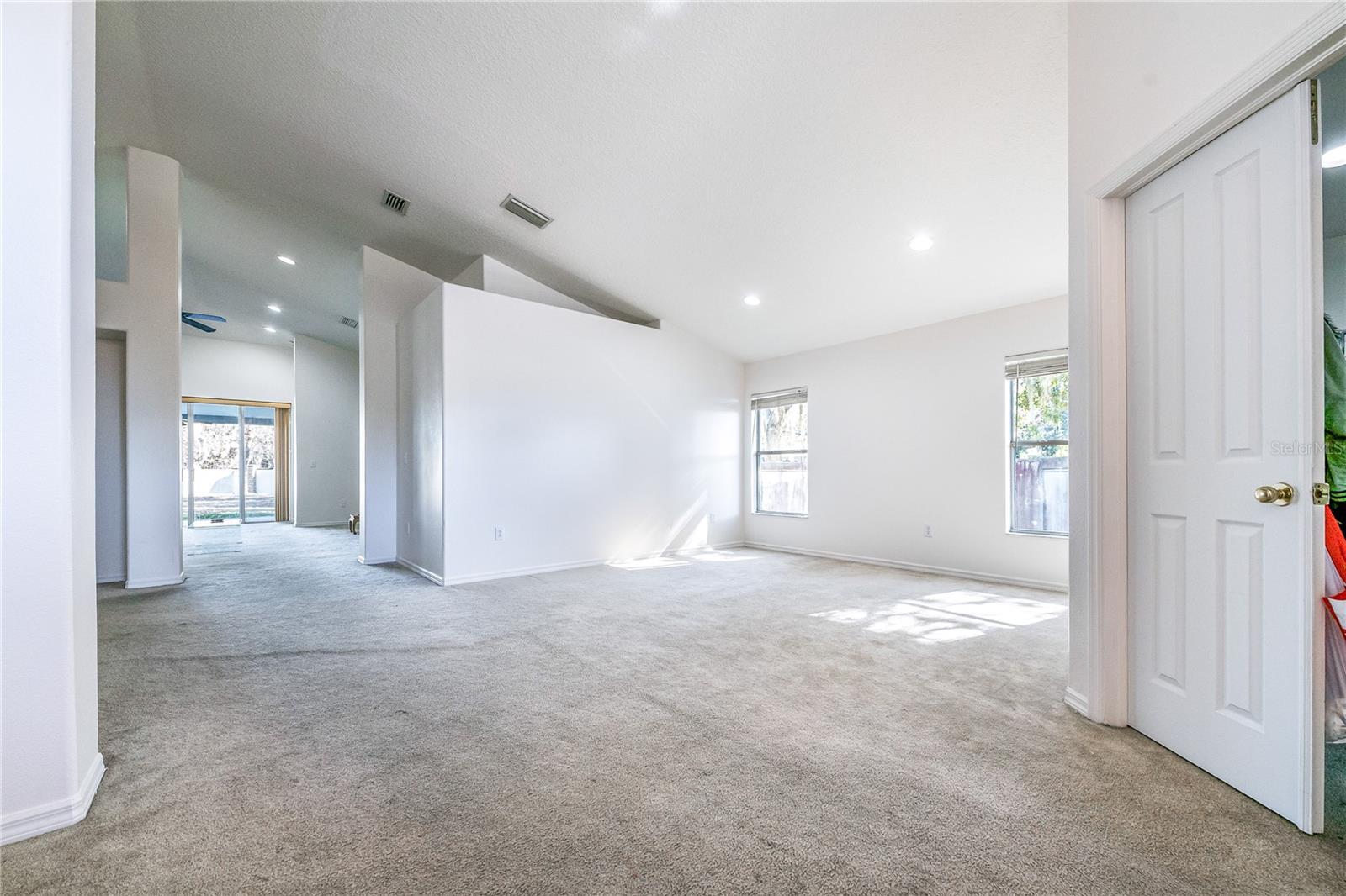 Image 6 of 42 For 1128 Helmsdale Drive