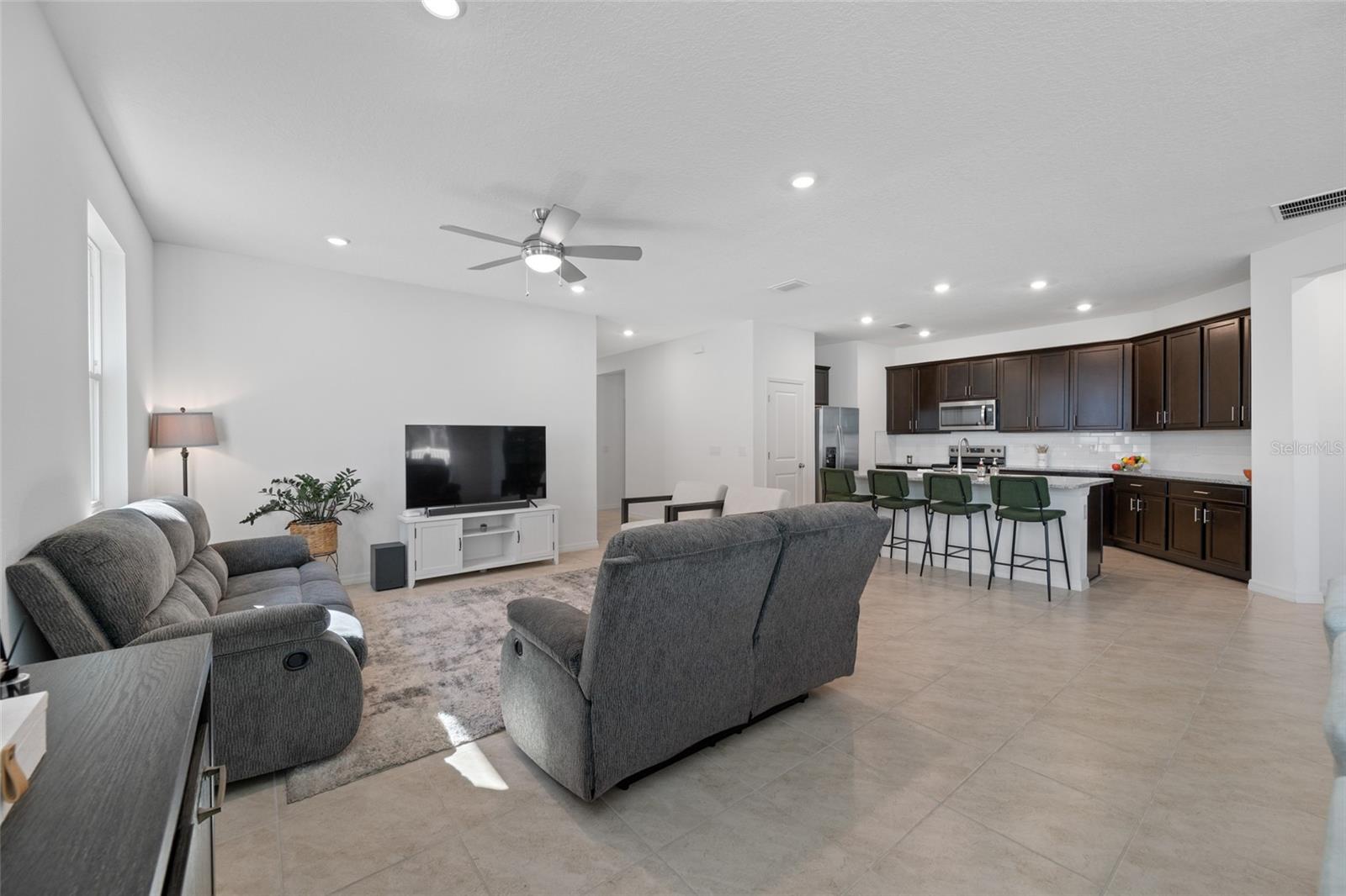 Image 13 of 72 For 20076 Azul Marble Loop