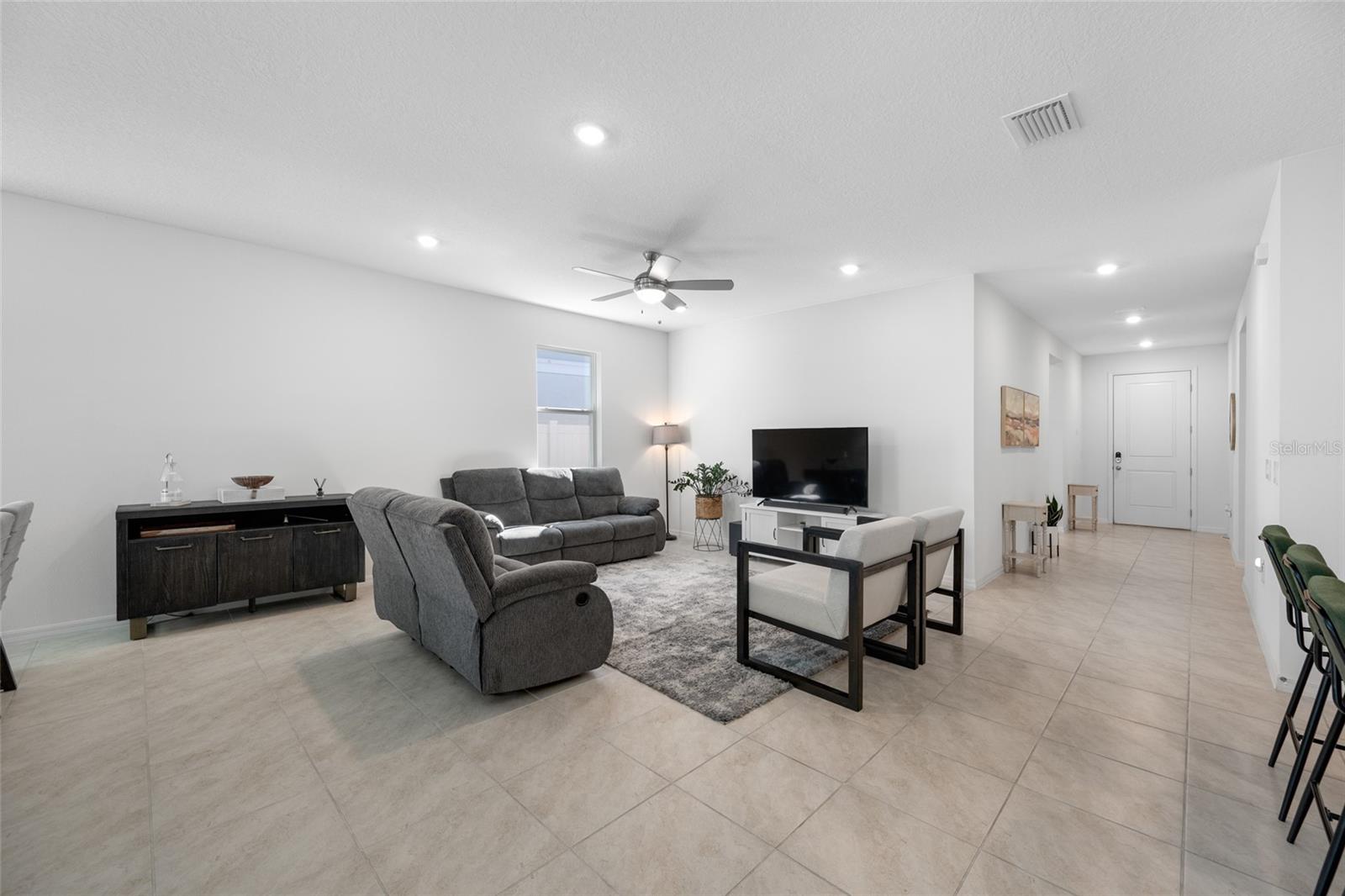 Image 14 of 72 For 20076 Azul Marble Loop