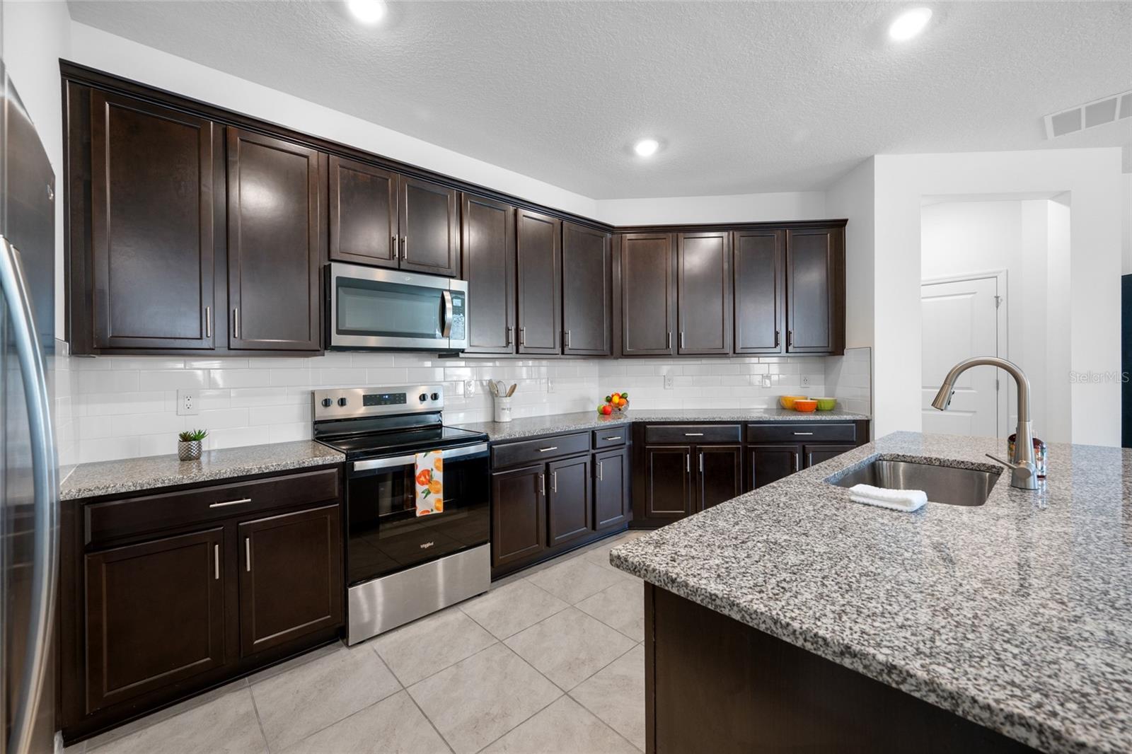 Image 19 of 72 For 20076 Azul Marble Loop