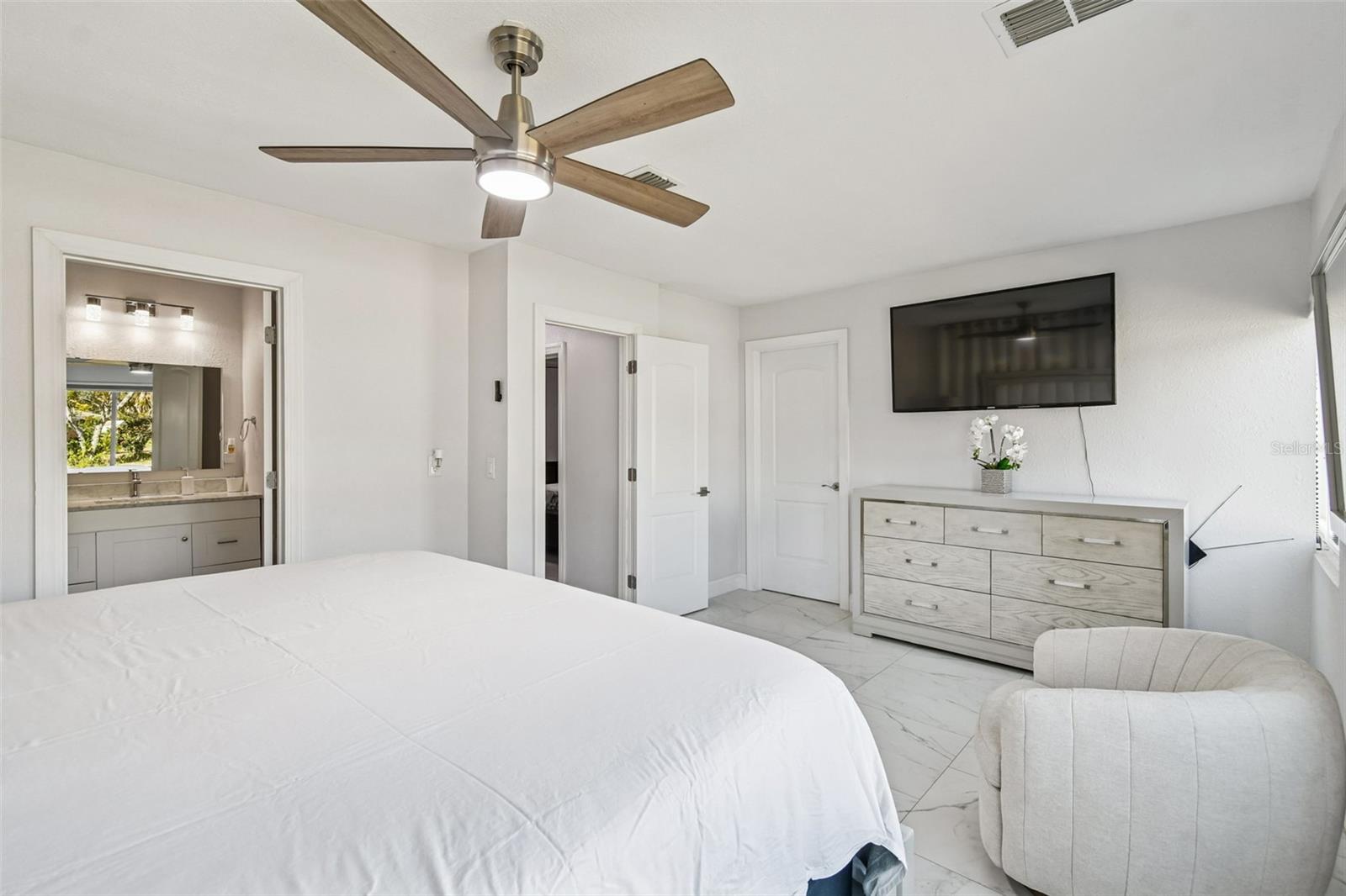 Image 12 of 70 For 2109 Oakland Drive