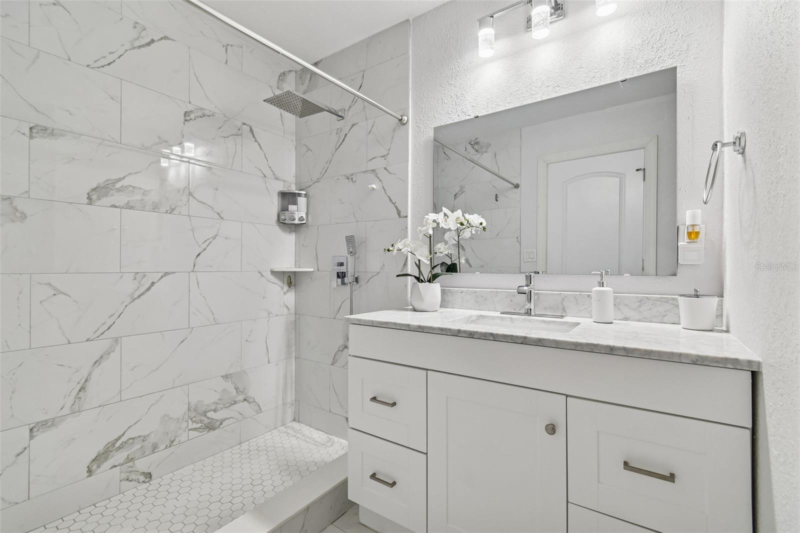 Image 14 of 70 For 2109 Oakland Drive