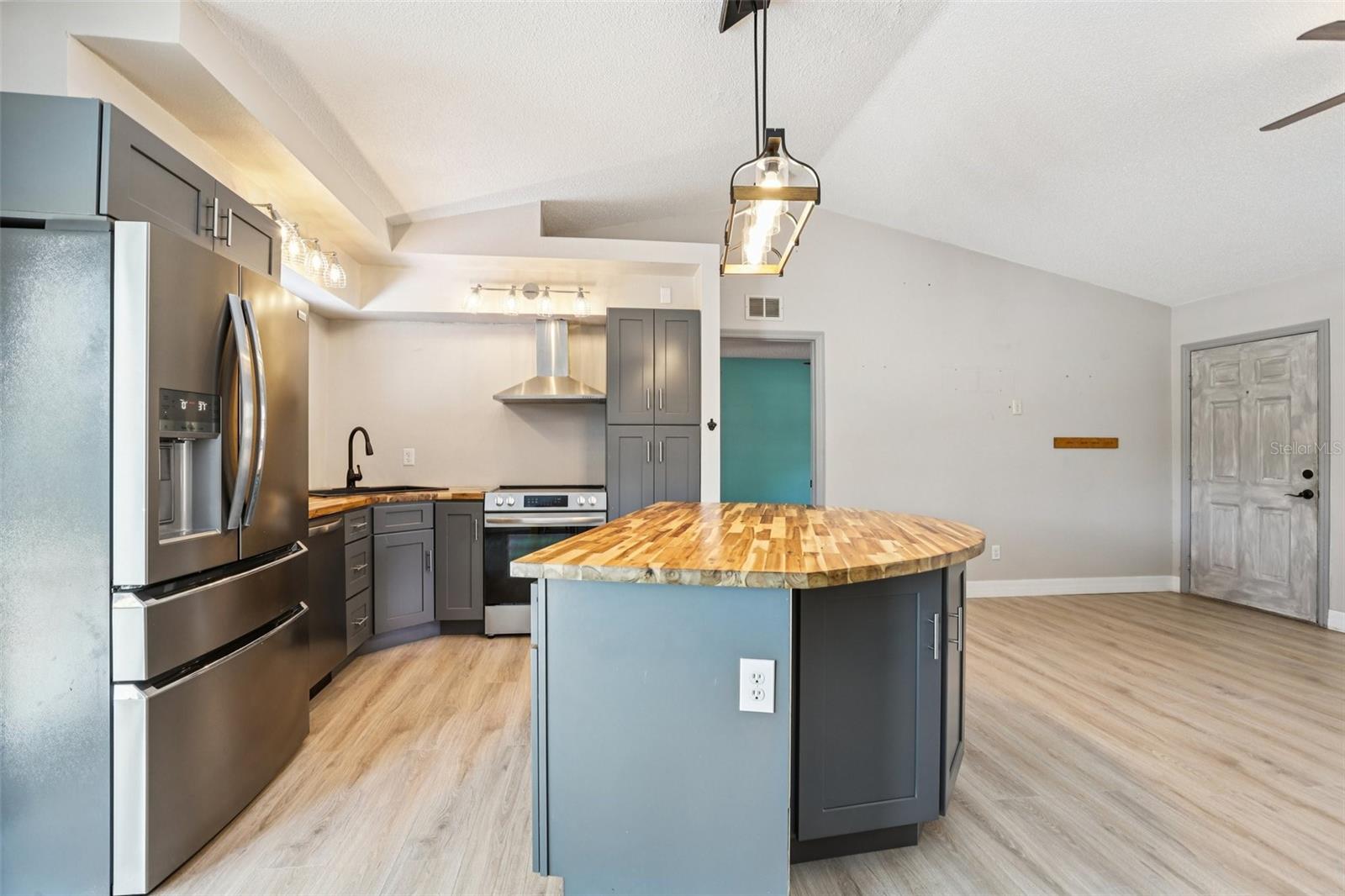 Listing photo id 8 for 15327 Green Jay Road