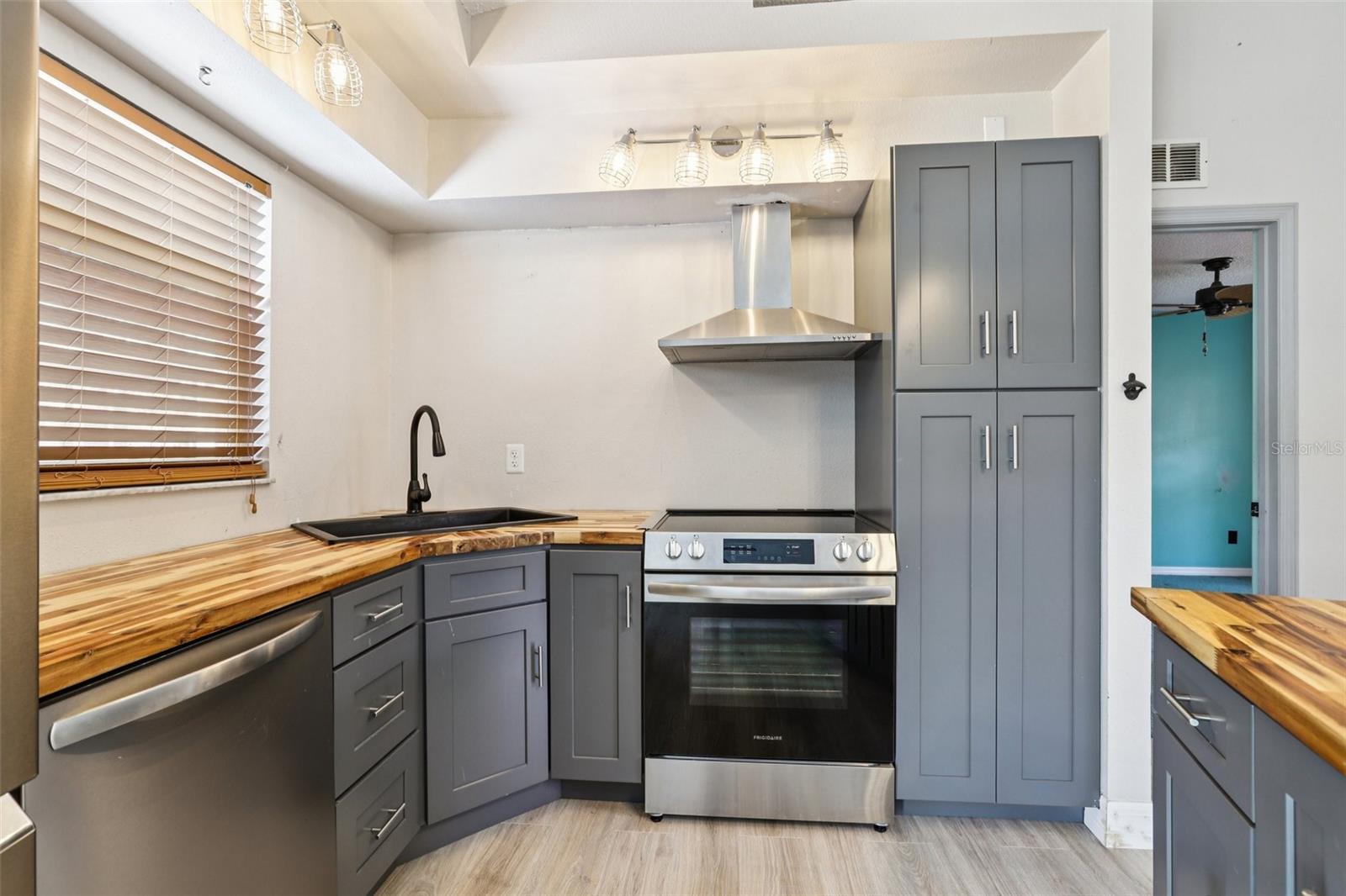 Listing photo id 9 for 15327 Green Jay Road