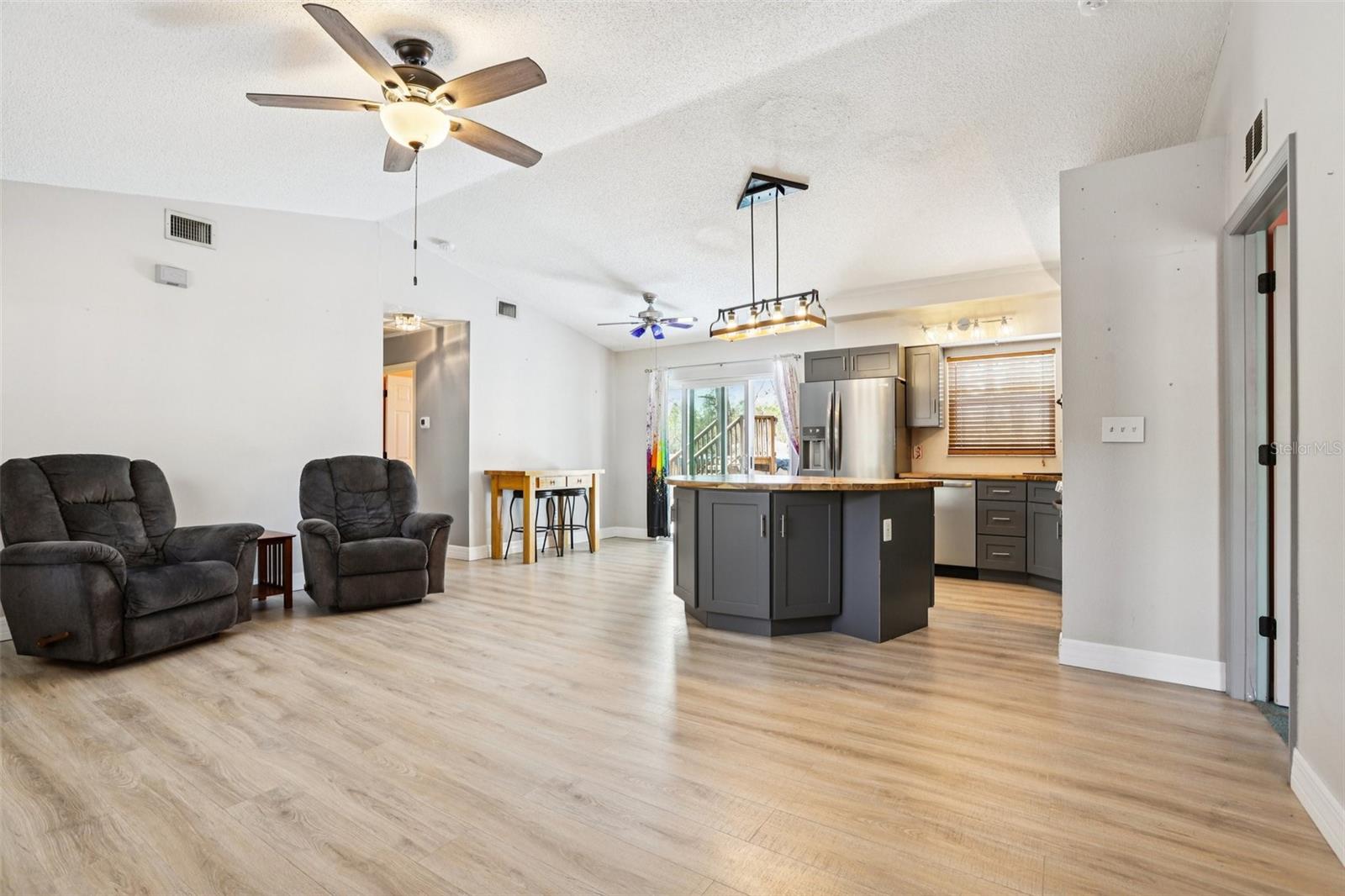 Listing photo id 1 for 15327 Green Jay Road