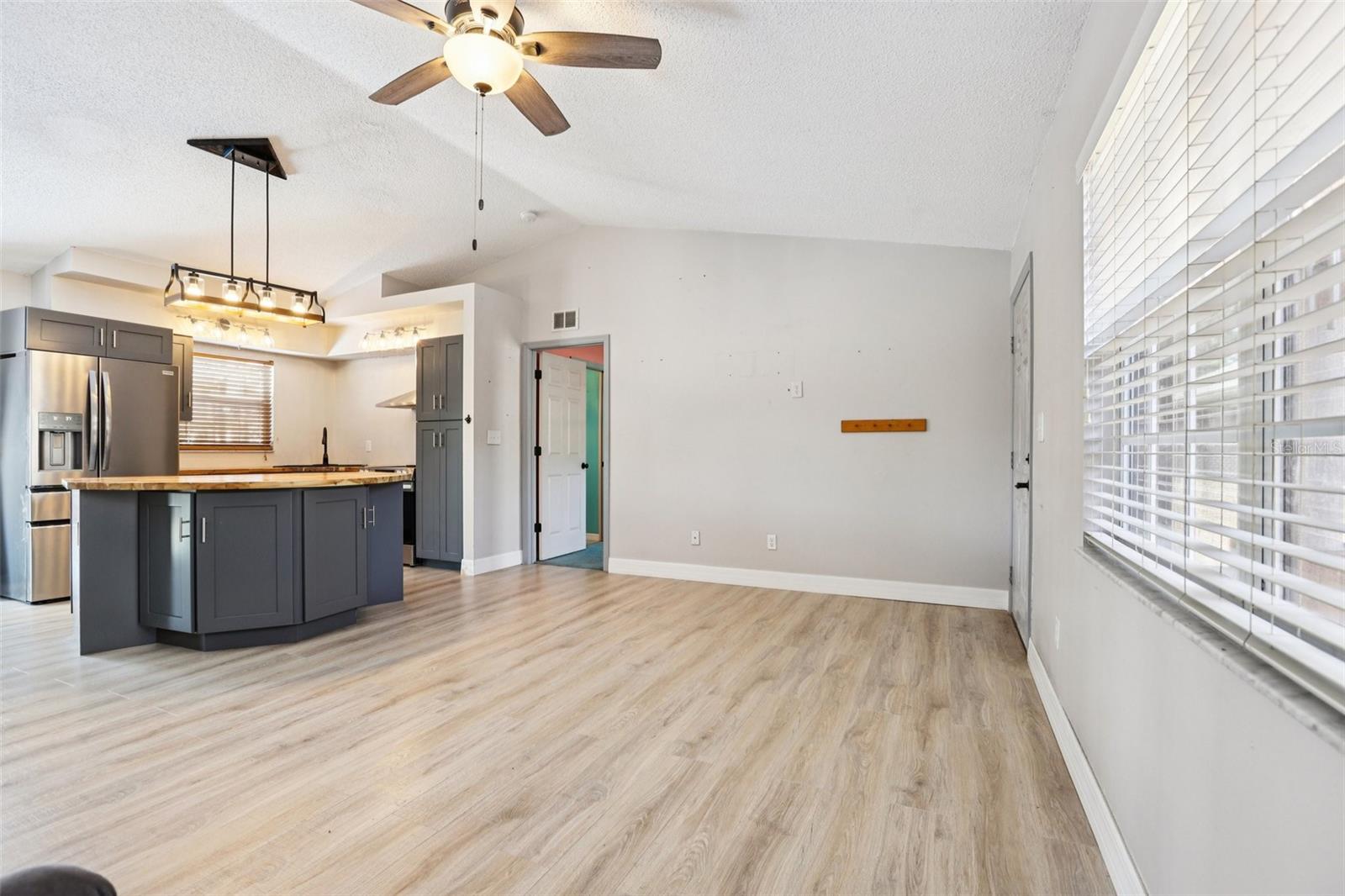 Listing photo id 3 for 15327 Green Jay Road