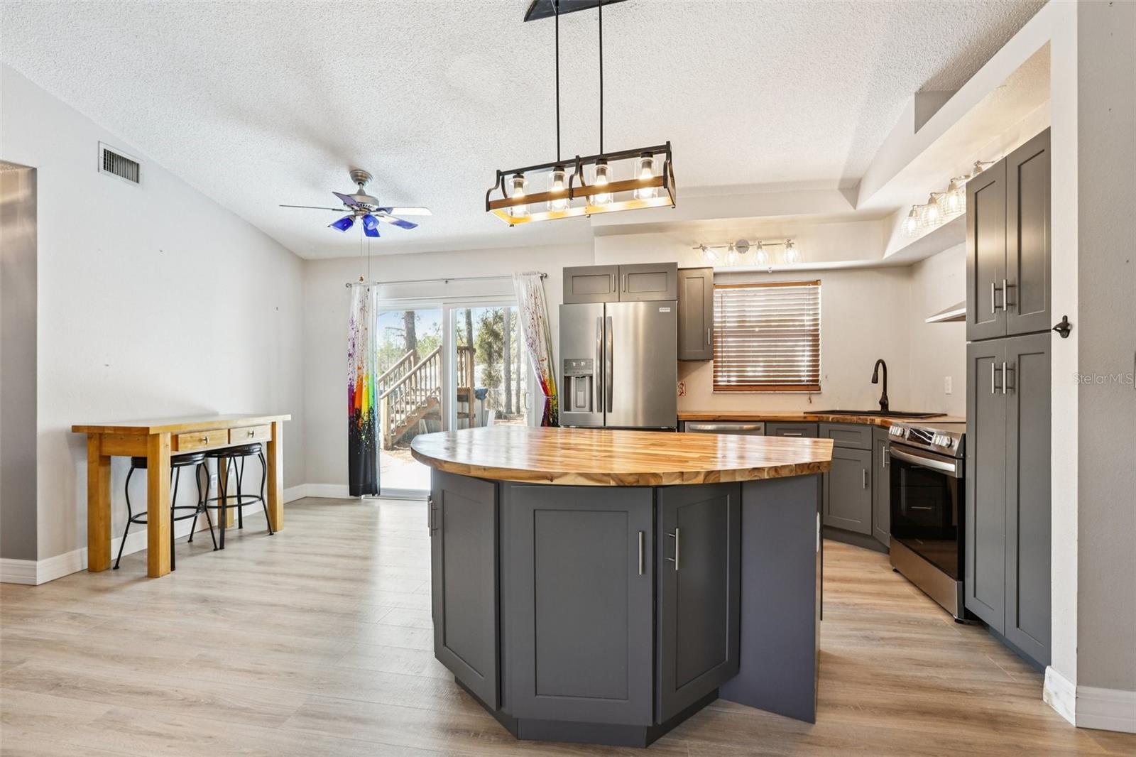 Listing photo id 4 for 15327 Green Jay Road