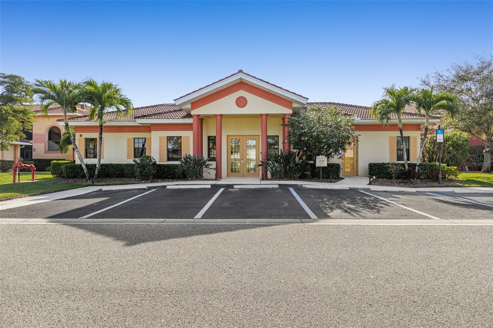 Image 33 of 39 For 13671 Julias Way 1225