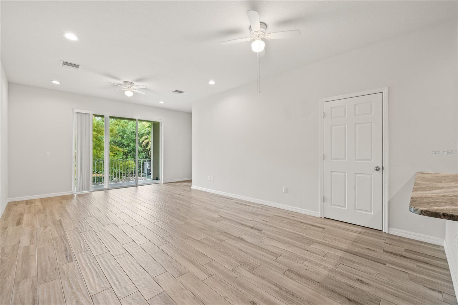 Image 7 of 56 For 1950 Lake Ridge Boulevard