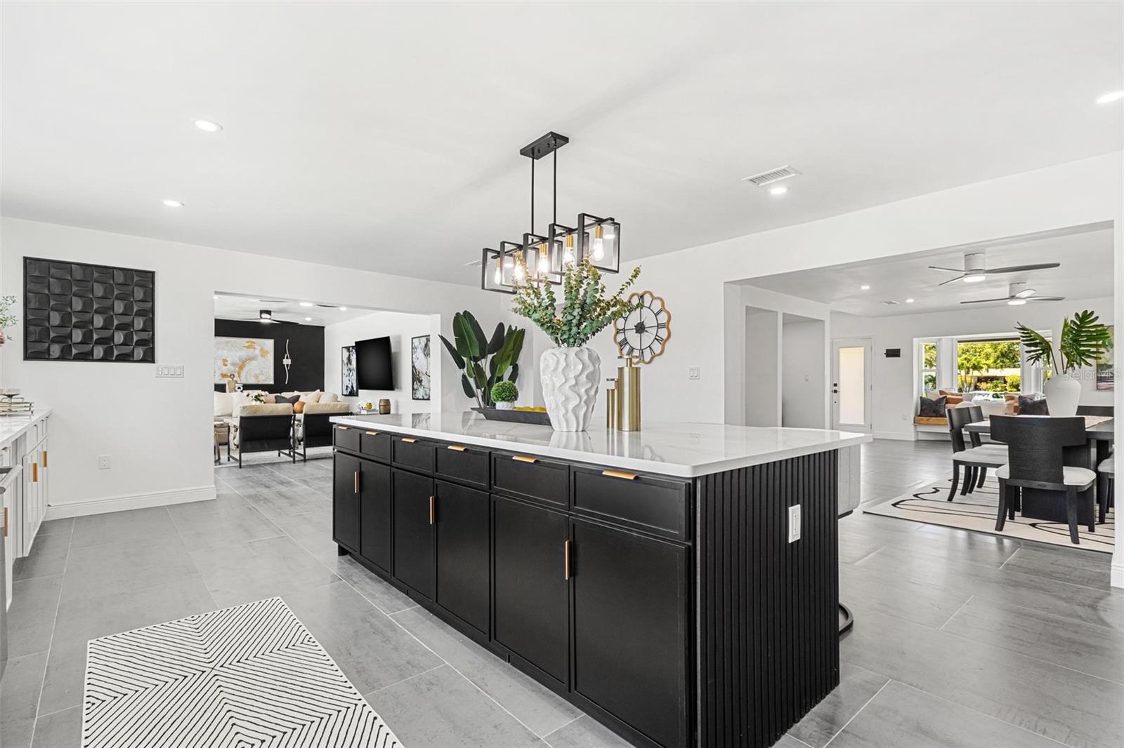 Image 11 of 61 For 380 Colony Point Road S